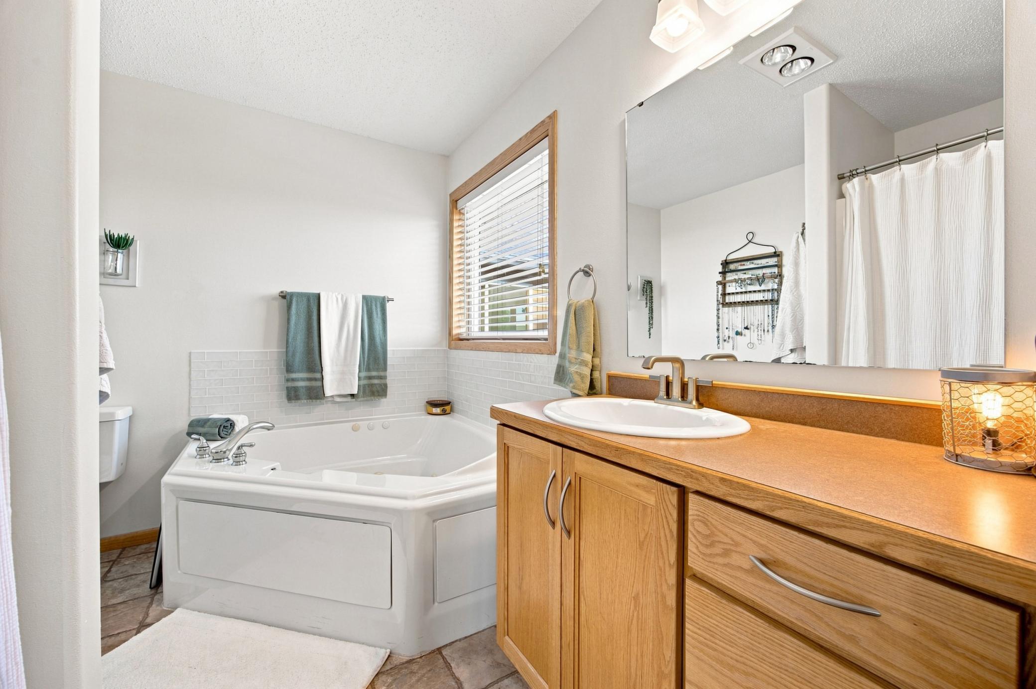 2005 single family home for sale at 616 Lexington Lane in Moorhead, MN — 5 bed, 3 bath (photo 12 of 34)