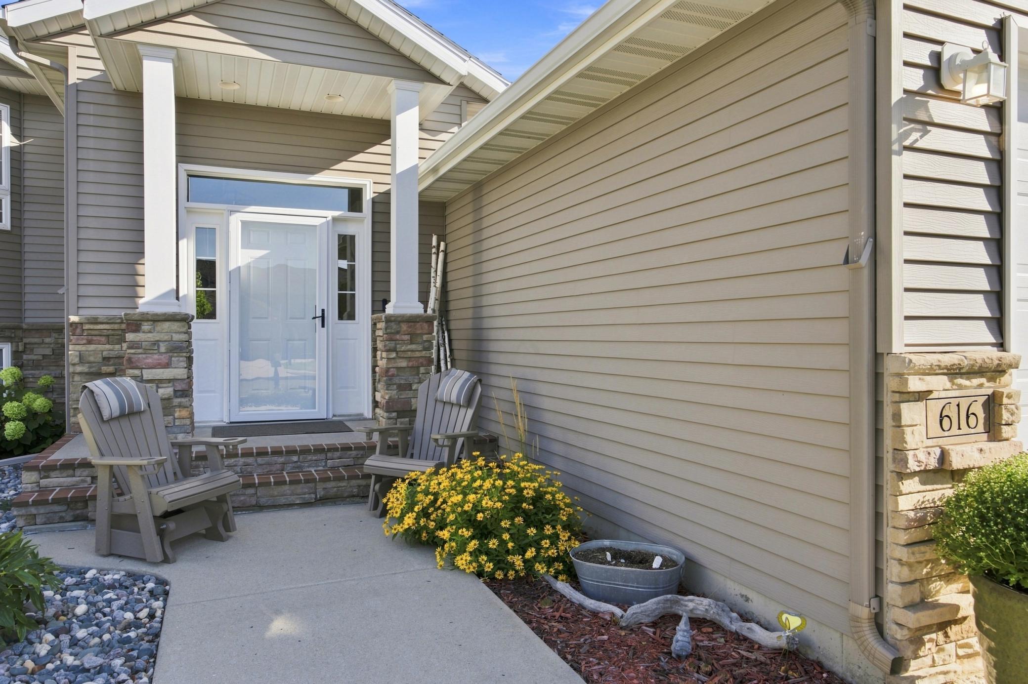 2005 single family home for sale at 616 Lexington Lane in Moorhead, MN — 5 bed, 3 bath (photo 3 of 34)