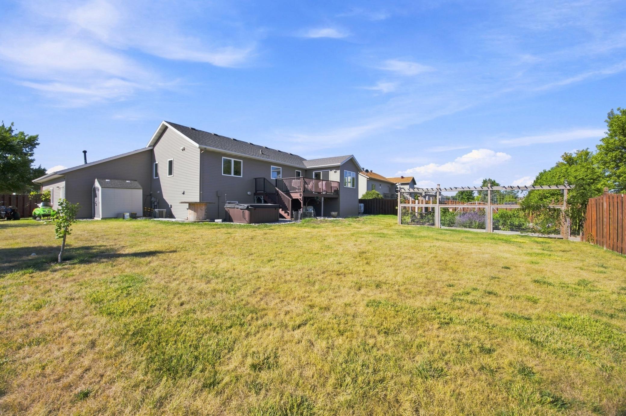2005 single family home for sale at 616 Lexington Lane in Moorhead, MN — 5 bed, 3 bath (photo 27 of 34)