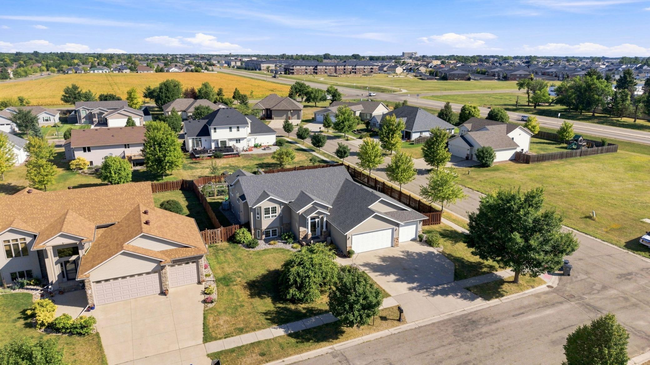2005 single family home for sale at 616 Lexington Lane in Moorhead, MN — 5 bed, 3 bath (photo 30 of 34)
