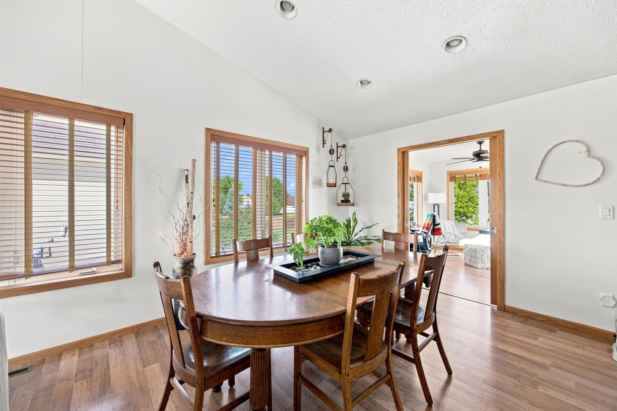 2005 single family home for sale at 616 Lexington Lane in Moorhead, MN — 5 bed, 3 bath (photo 7 of 34)