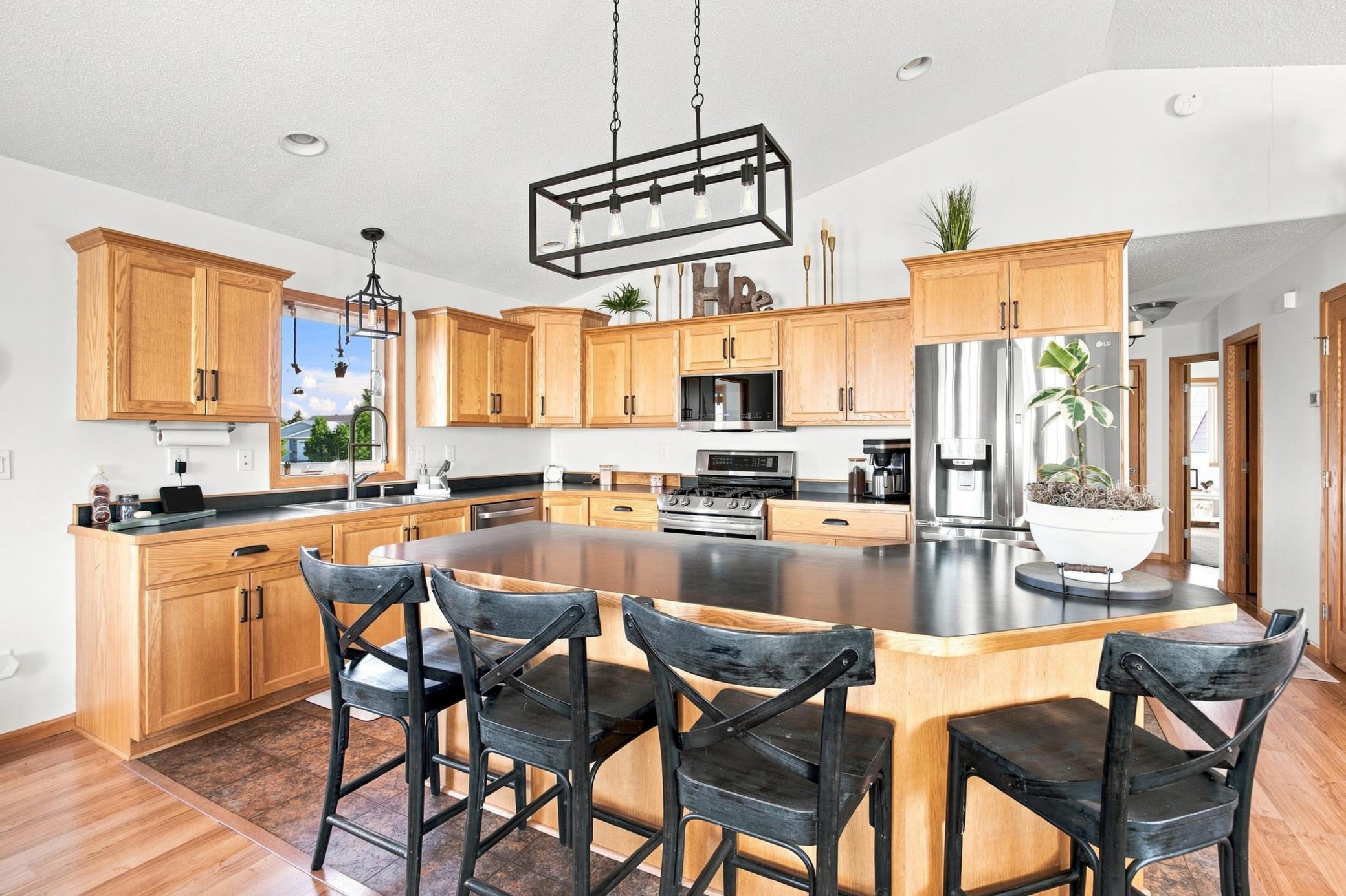 2005 single family home for sale at 616 Lexington Lane in Moorhead, MN — 5 bed, 3 bath (photo 8 of 34)