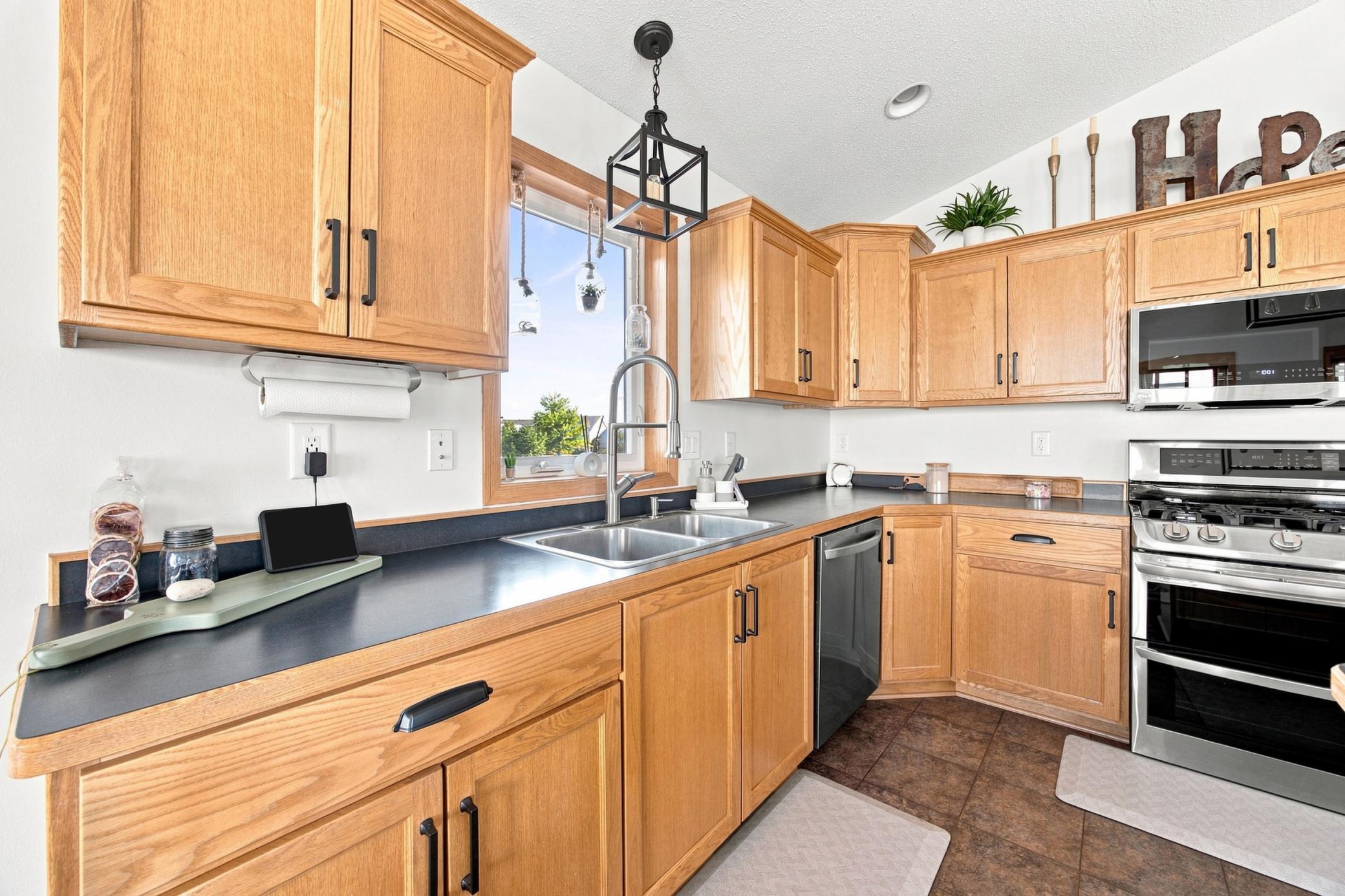 2005 single family home for sale at 616 Lexington Lane in Moorhead, MN — 5 bed, 3 bath (photo 9 of 34)