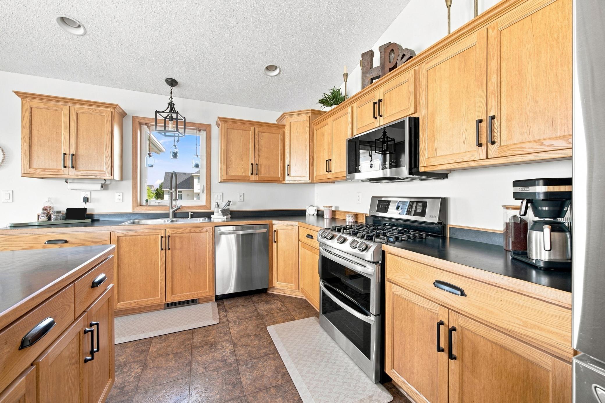 2005 single family home for sale at 616 Lexington Lane in Moorhead, MN — 5 bed, 3 bath (photo 10 of 34)