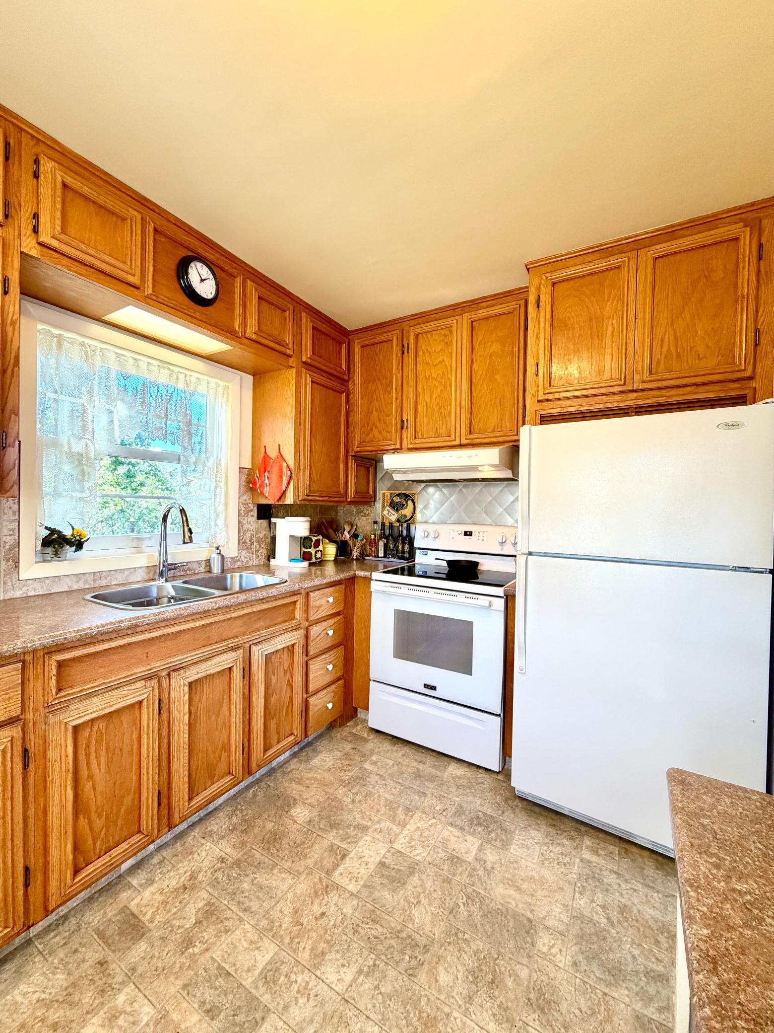 1949 single family home for sale at 2001 S Lake Irving Drive SW in Bemidji, MN — 2 bed, 1 bath (photo 5 of 68)
