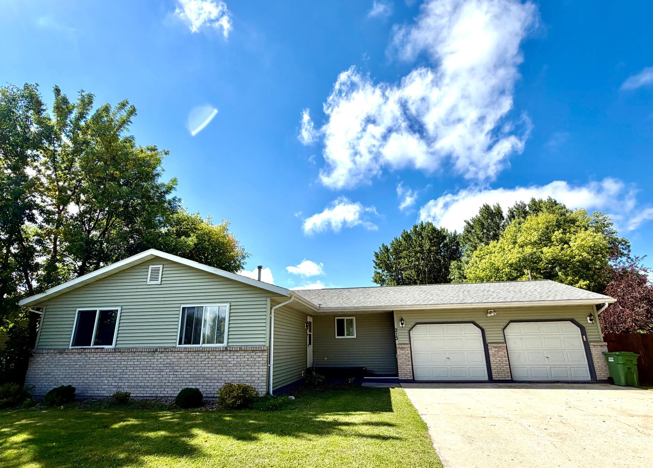 1993 single family home for sale at 313 10th Avenue NE in Roseau, MN — 3 bed, 1 bath