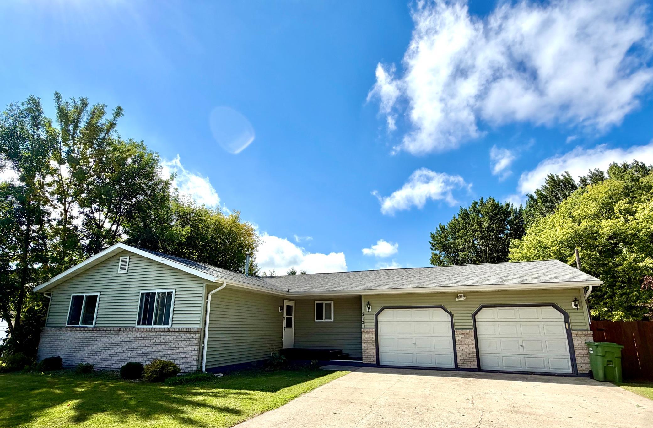 1993 single family home for sale at 313 10th Avenue NE in Roseau, MN — 3 bed, 1 bath (photo 2 of 13)
