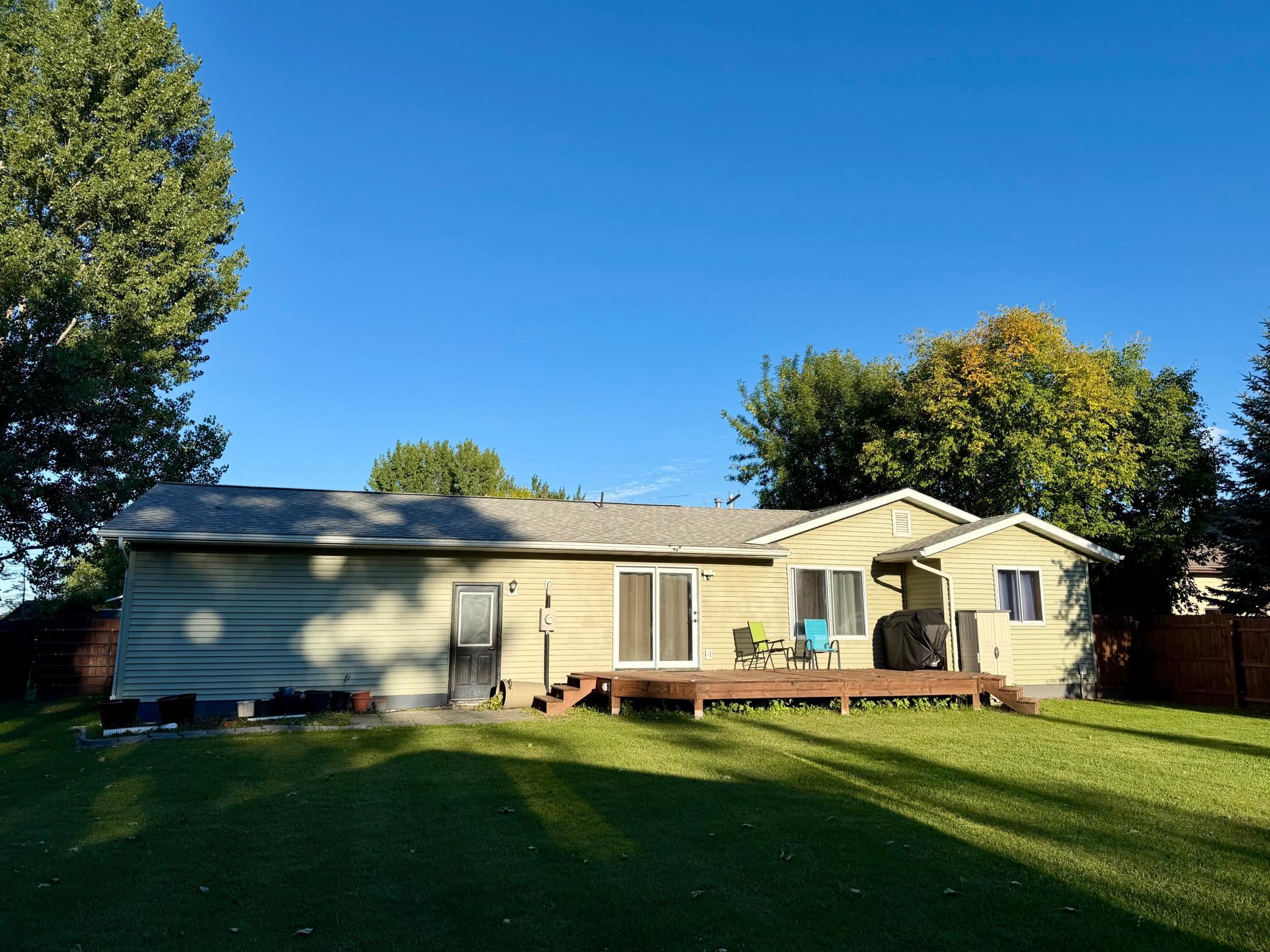 1993 single family home for sale at 313 10th Avenue NE in Roseau, MN — 3 bed, 1 bath (photo 4 of 13)