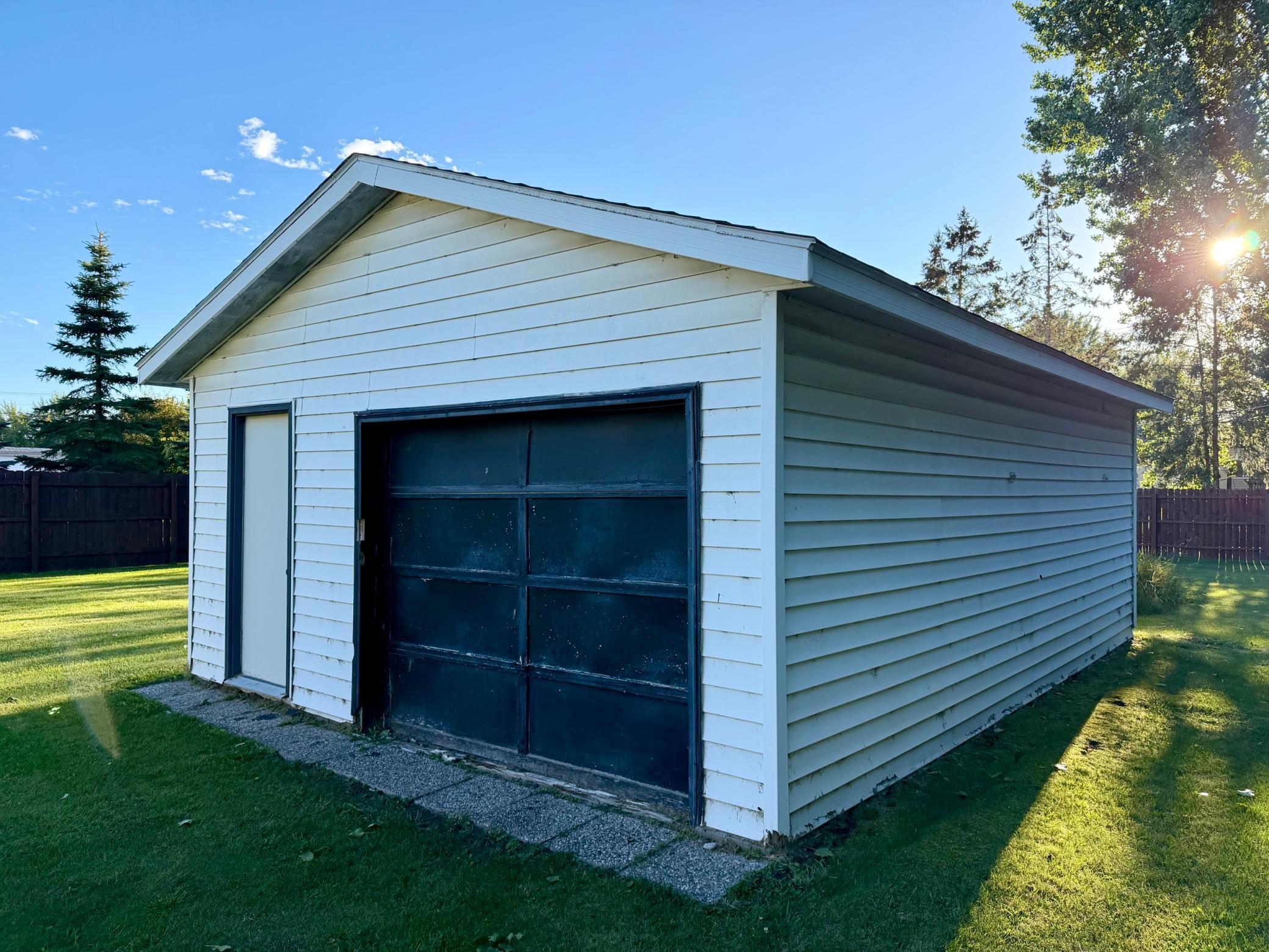 1993 single family home for sale at 313 10th Avenue NE in Roseau, MN — 3 bed, 1 bath (photo 6 of 13)