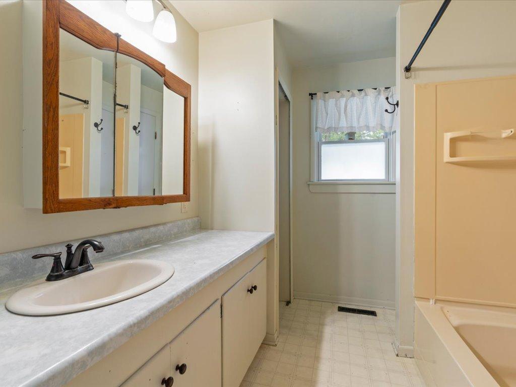 1940 single family home for sale at 1505 Pine Street in Brainerd, MN — 4 bed, 2 bath (photo 13 of 29)