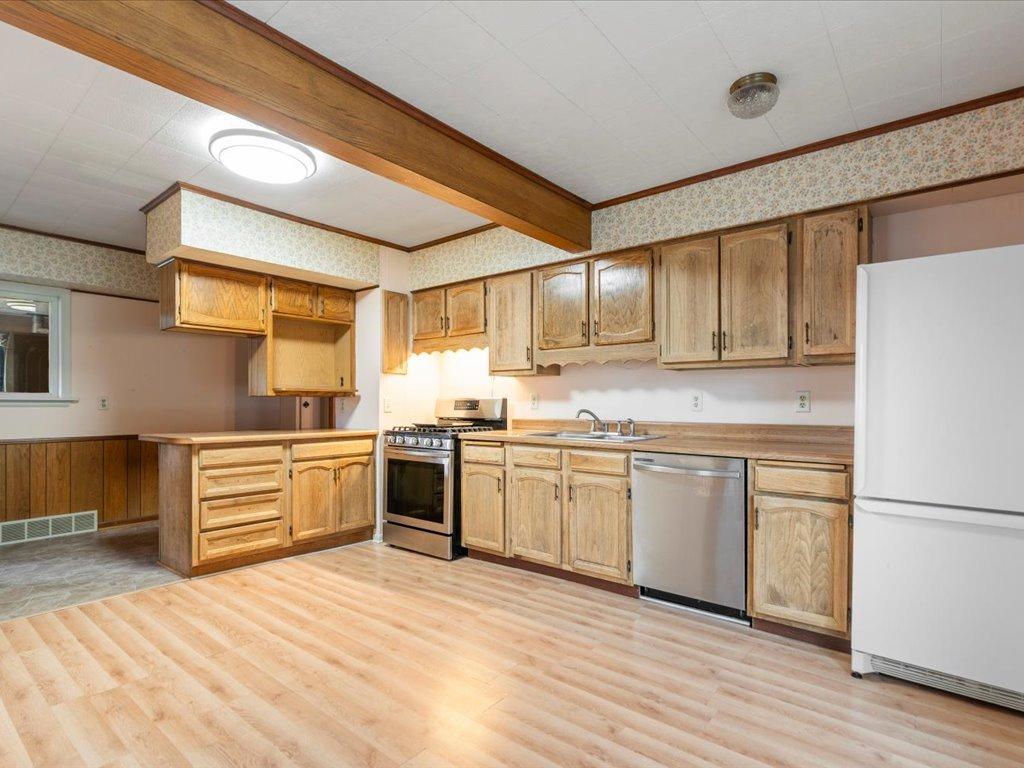 1940 single family home for sale at 1505 Pine Street in Brainerd, MN — 4 bed, 2 bath (photo 9 of 29)