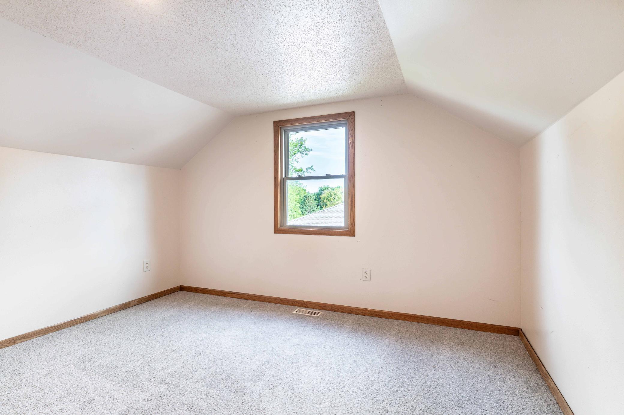 1960 single family home for sale at 408 2nd Street SE in Pelican Rapids, MN — 4 bed, 3 bath (photo 46 of 75)