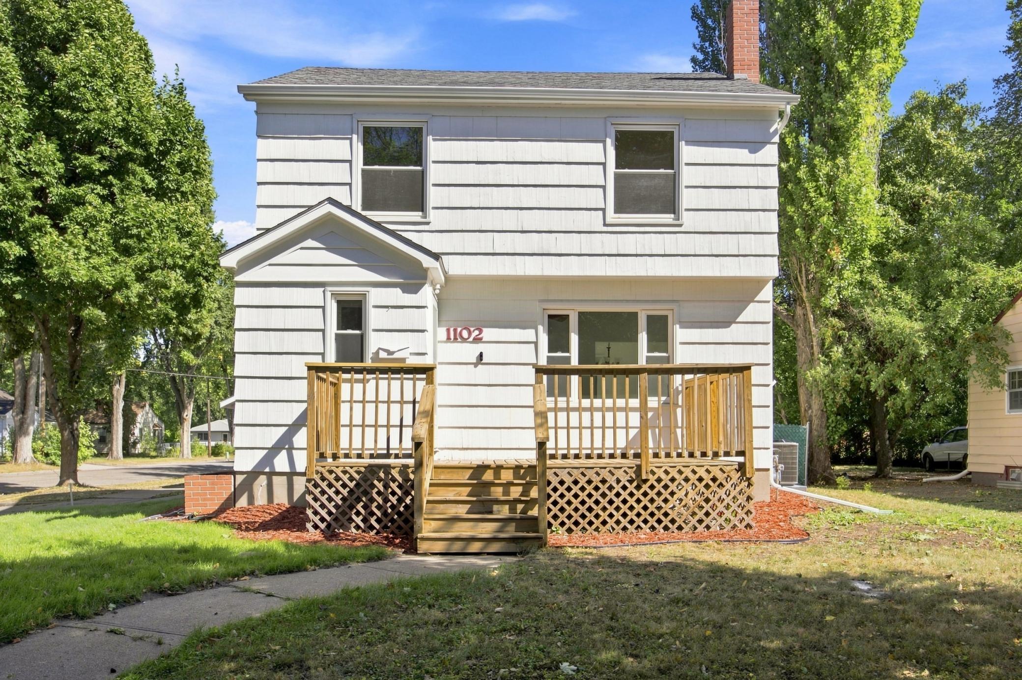 1948 single family home for sale at 1102 2nd Street S in Moorhead, MN — 4 bed, 2 bath (photo 2 of 44)