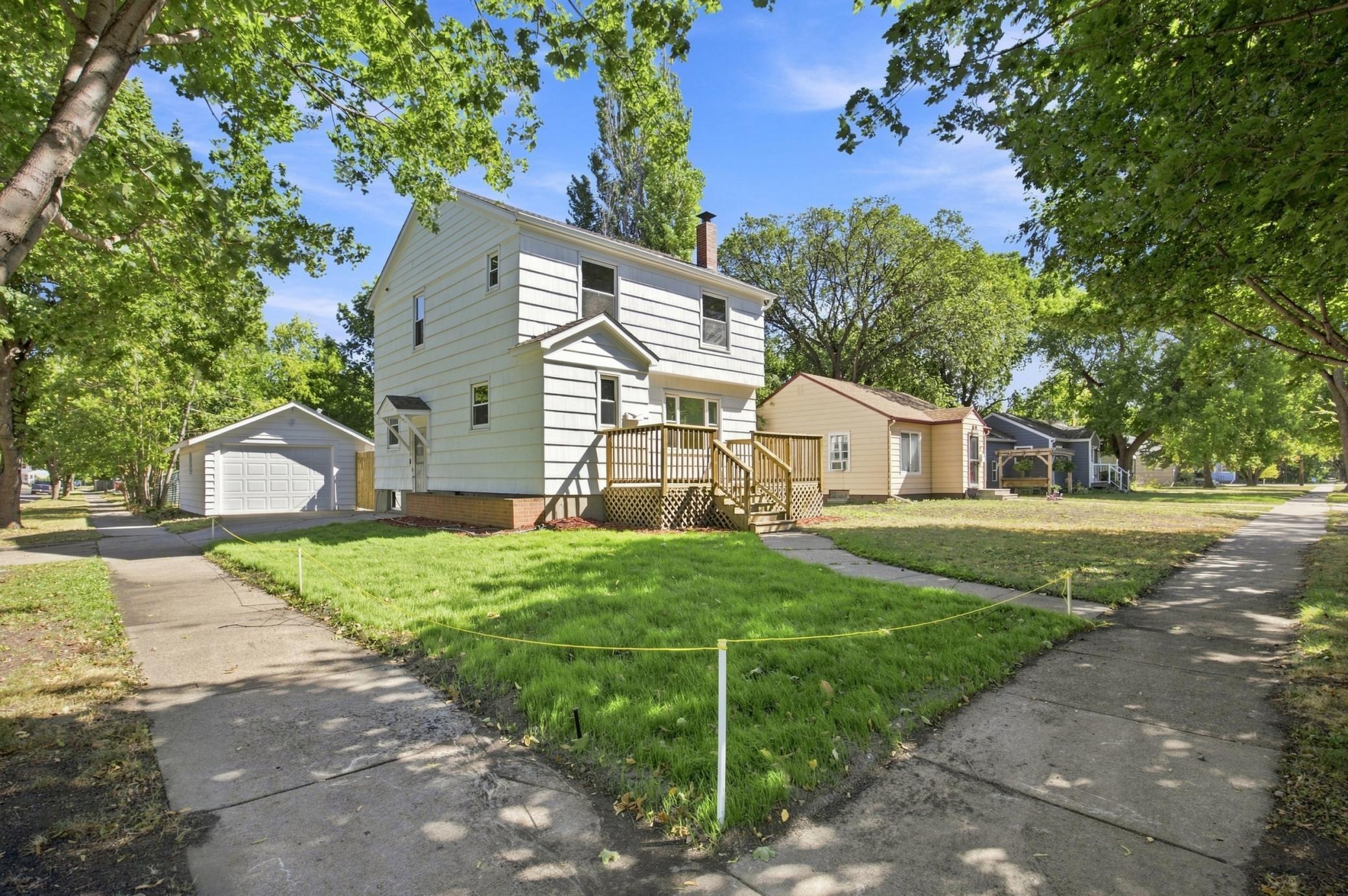 1948 single family home for sale at 1102 2nd Street S in Moorhead, MN — 4 bed, 2 bath (photo 3 of 44)