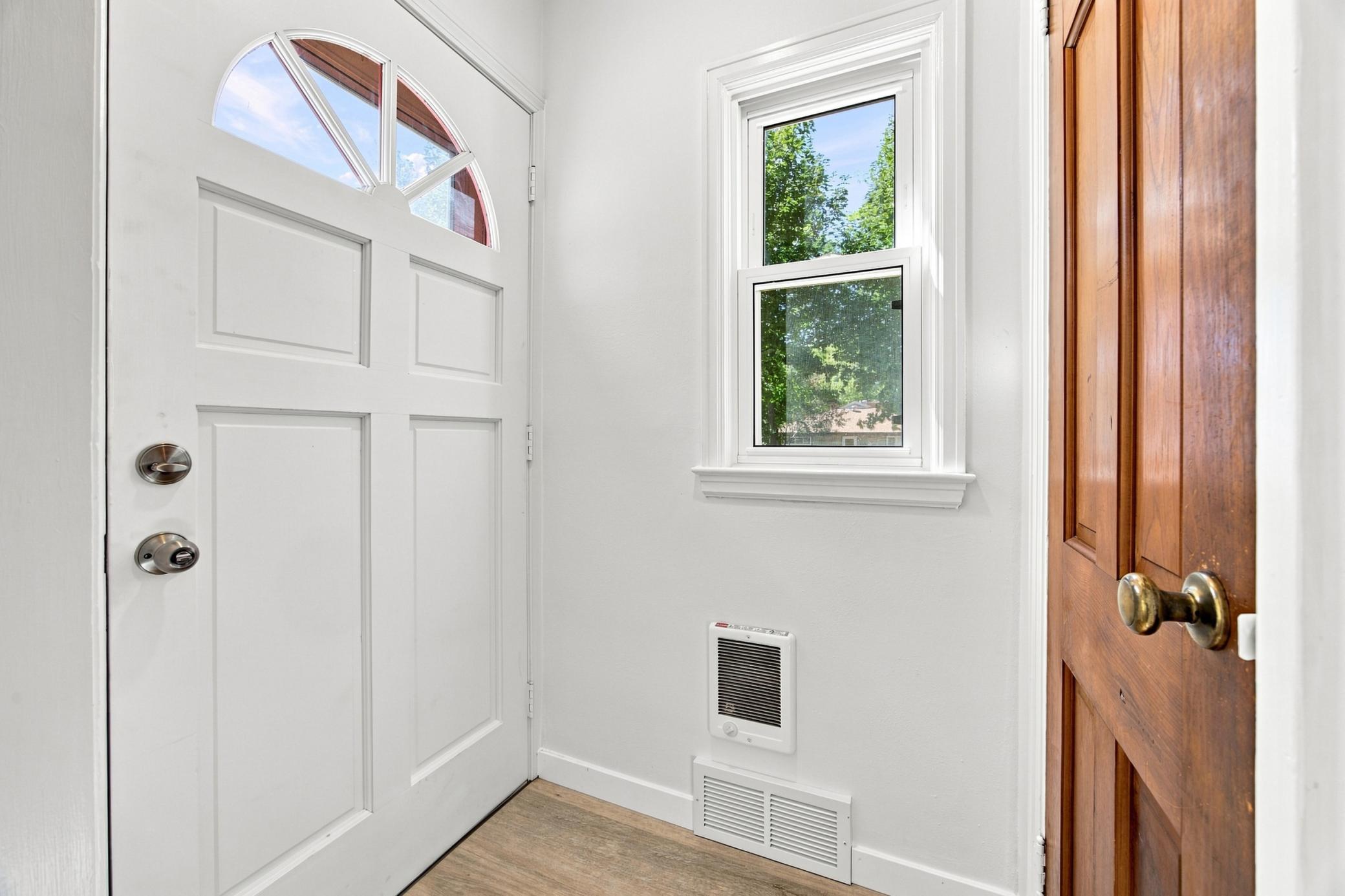 1948 single family home for sale at 1102 2nd Street S in Moorhead, MN — 4 bed, 2 bath (photo 4 of 44)