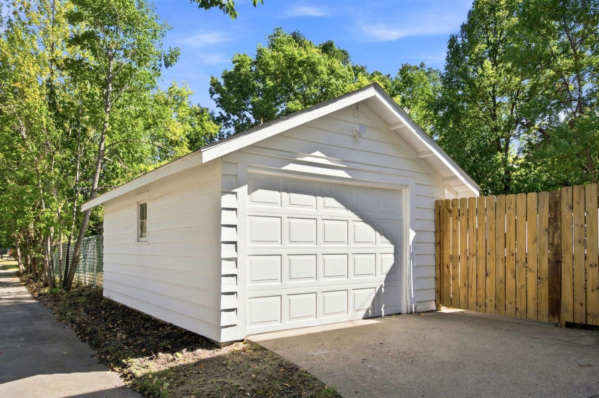 1948 single family home for sale at 1102 2nd Street S in Moorhead, MN — 4 bed, 2 bath (photo 33 of 44)