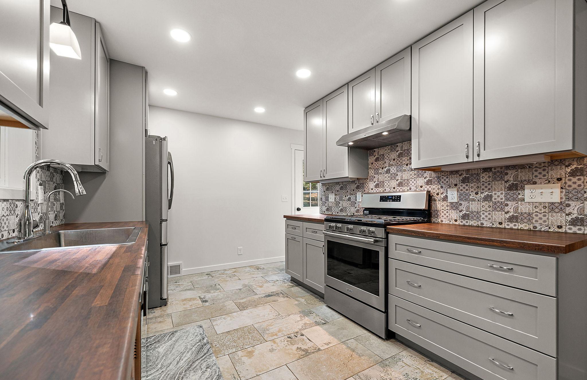 1952 single family home for sale at 320 Fingal Drive in Alexandria, MN — 4 bed, 2 bath (photo 10 of 41)