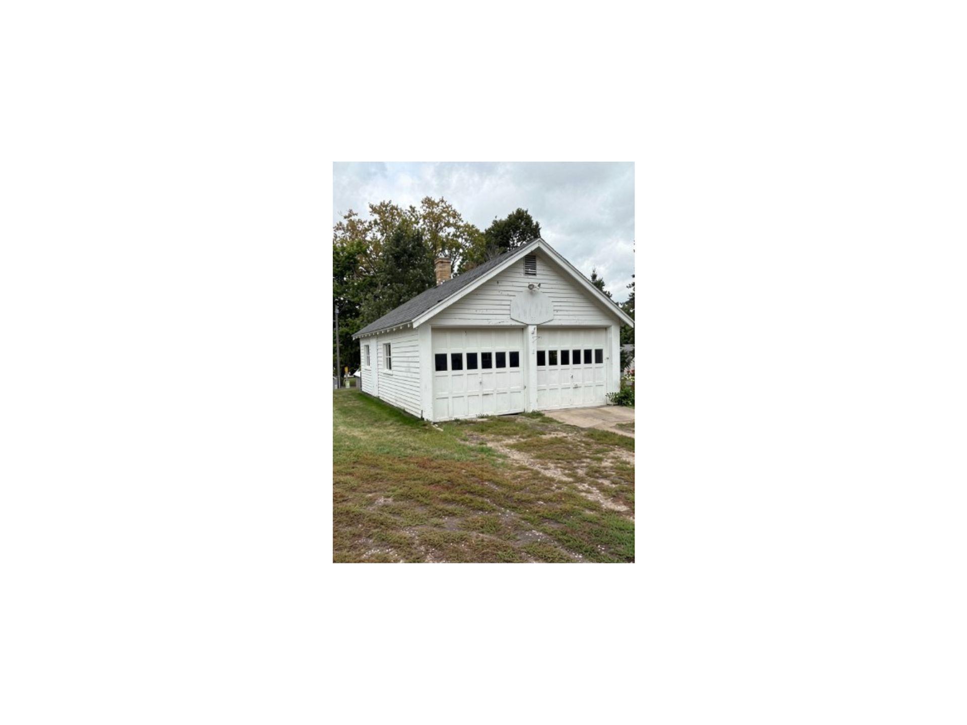 1937 single family home for sale at 308 4th Street SE in Pelican Rapids, MN — 4 bed, 3 bath (photo 5 of 17)