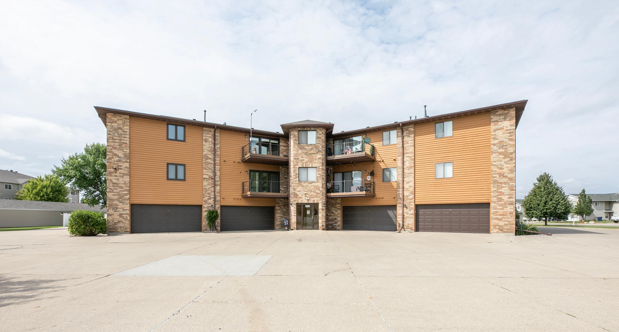 1992 condo for sale at 3201 14th Street S, Unit 203 in Moorhead, MN — 2 bed, 2 bath (photo 2 of 36)