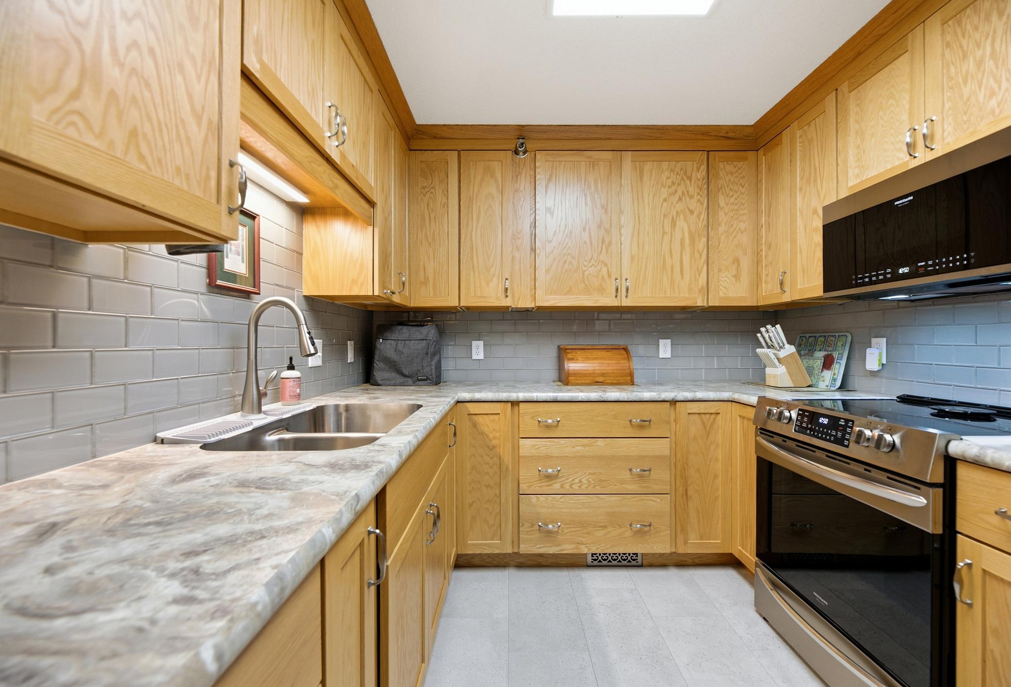 1992 condo for sale at 3201 14th Street S, Unit 203 in Moorhead, MN — 2 bed, 2 bath (photo 14 of 36)