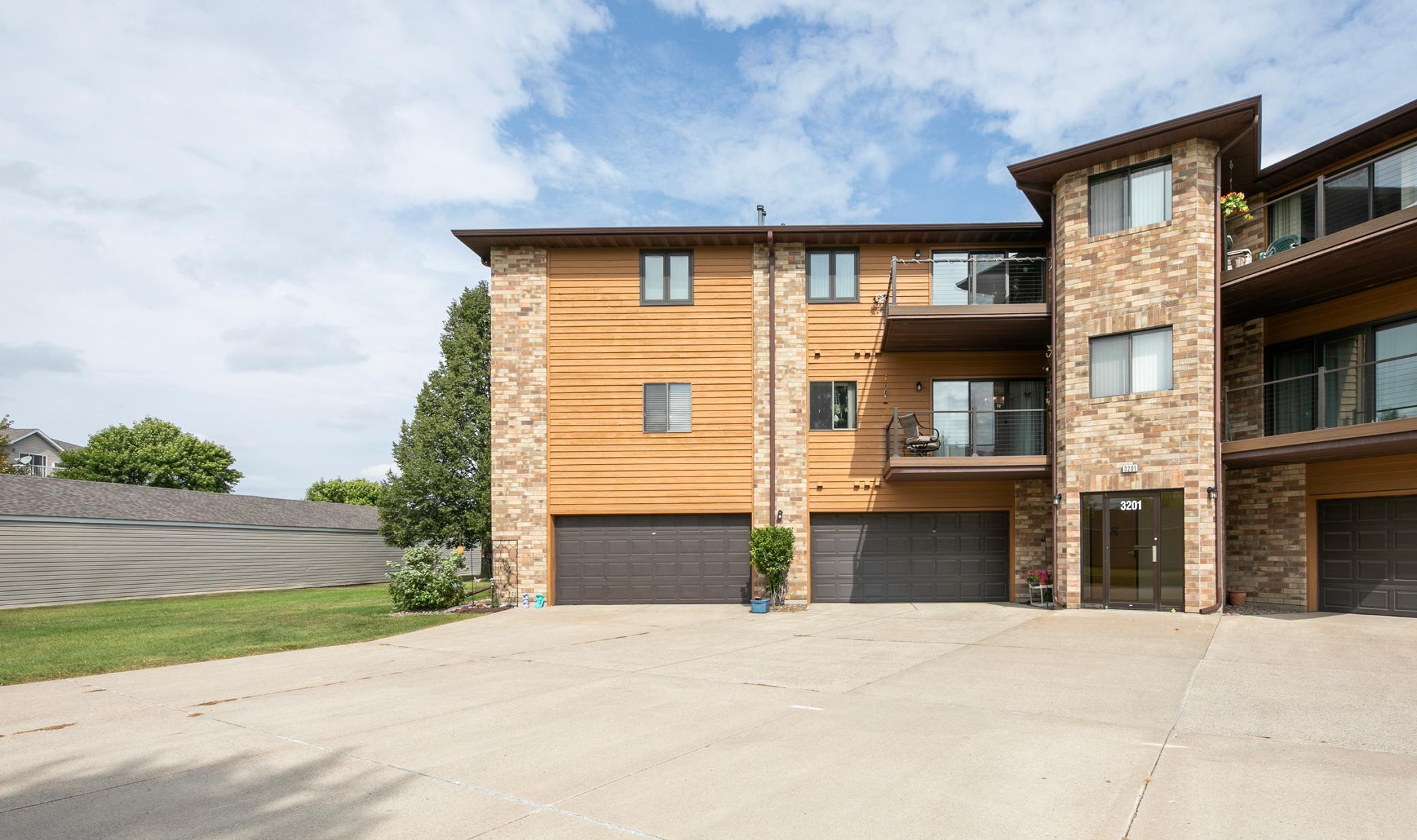 1992 condo for sale at 3201 14th Street S, Unit 203 in Moorhead, MN — 2 bed, 2 bath (photo 3 of 36)