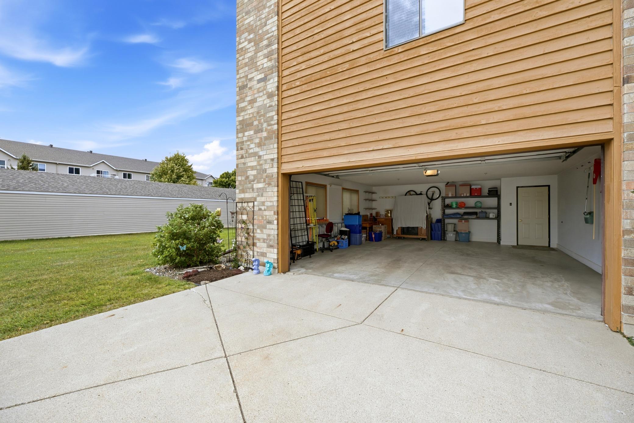 1992 condo for sale at 3201 14th Street S, Unit 203 in Moorhead, MN — 2 bed, 2 bath (photo 4 of 36)