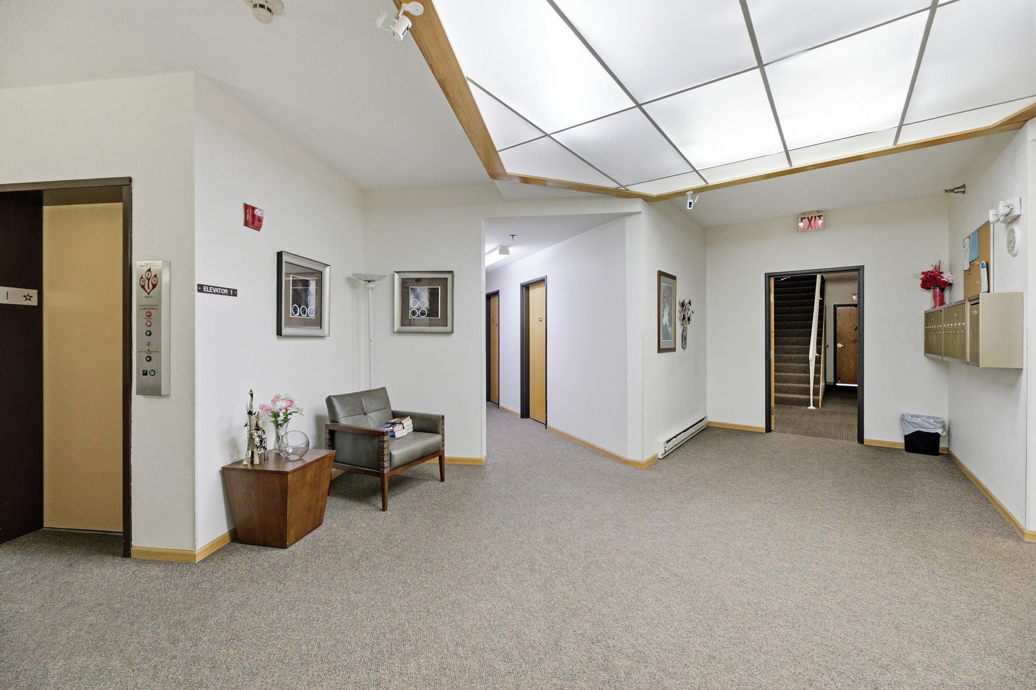 1992 condo for sale at 3201 14th Street S, Unit 203 in Moorhead, MN — 2 bed, 2 bath (photo 6 of 36)