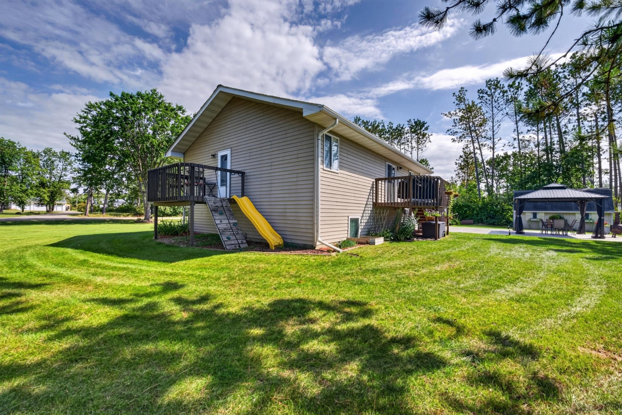 2001 single family home for sale at 2122 Harrison Court SW in Bemidji, MN — 3 bed, 3 bath (photo 5 of 34)