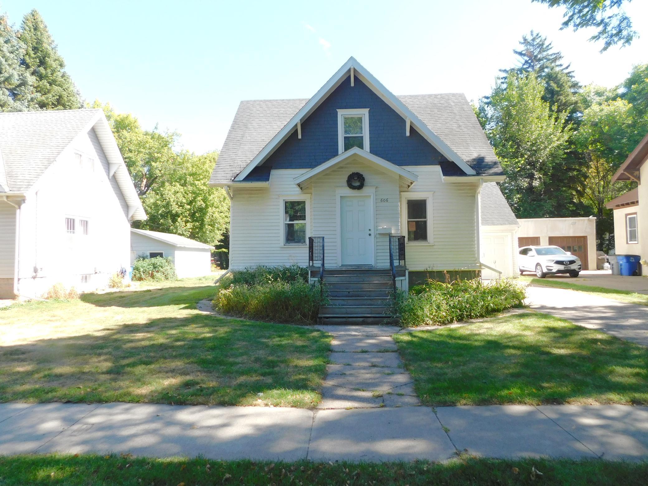 1923 single family home for sale at 606 5th Street S in Moorhead, MN — 4 bed, 3 bath (photo 2 of 33)