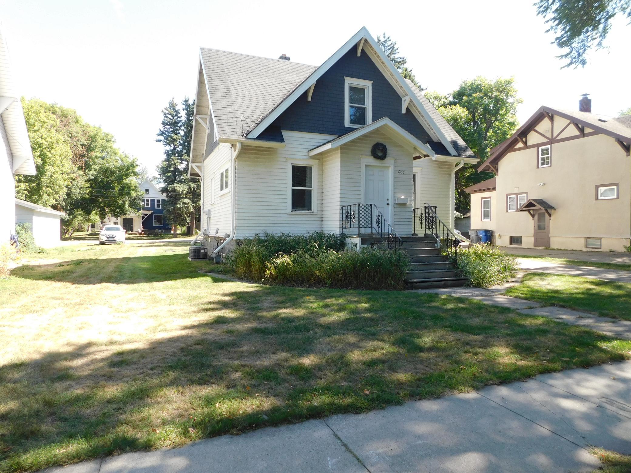 1923 single family home for sale at 606 5th Street S in Moorhead, MN — 4 bed, 3 bath (photo 3 of 33)