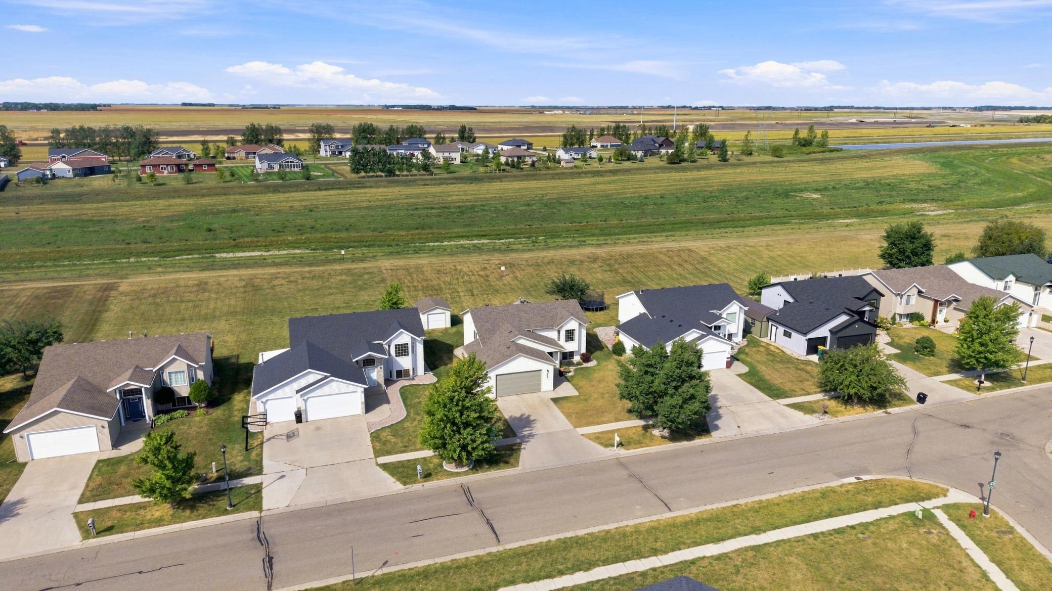 2004 single family home for sale at 3858 12TH Street W in West Fargo, ND — 4 bed, 3 bath (photo 2 of 29)