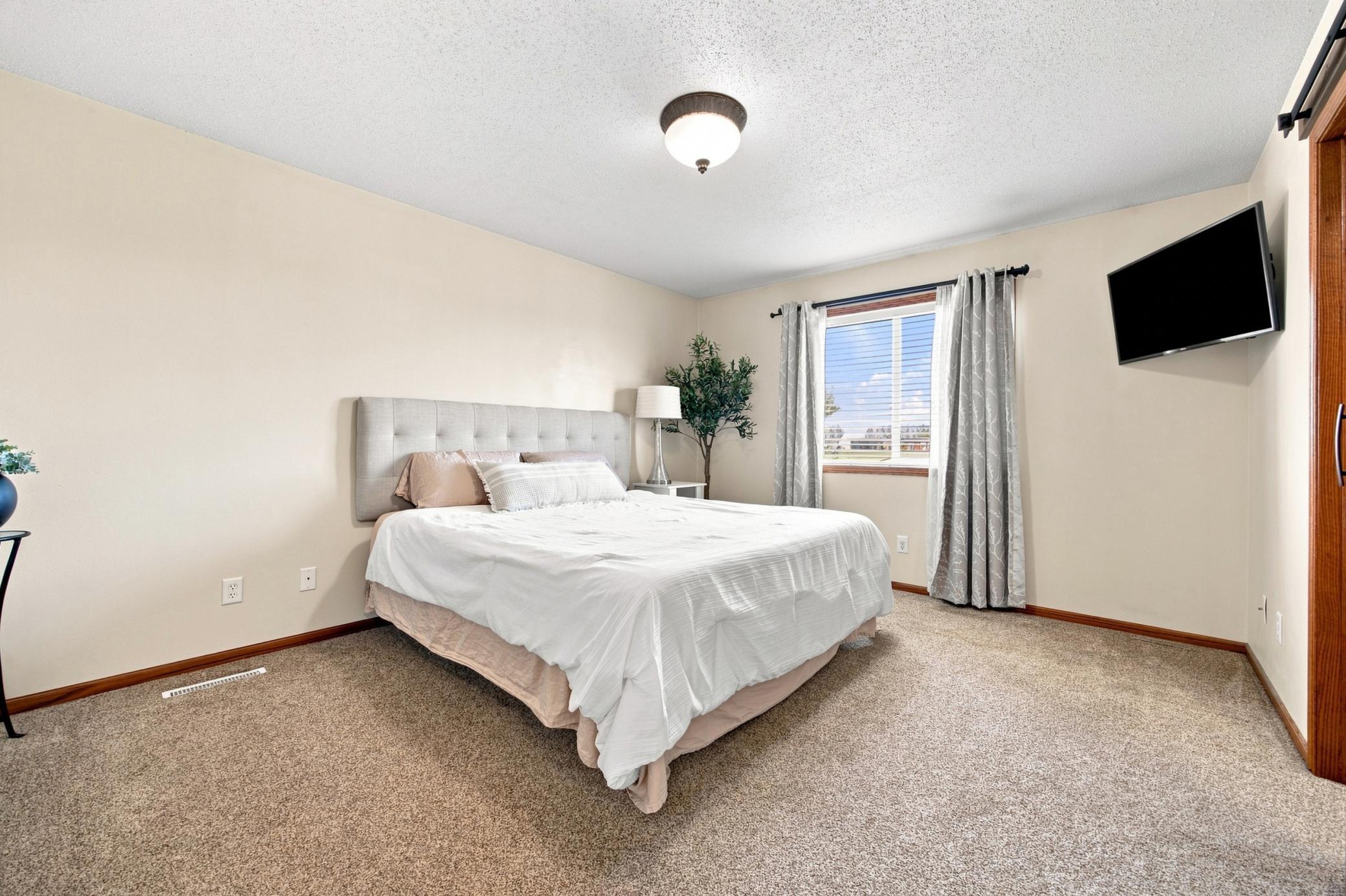 2004 single family home for sale at 3858 12TH Street W in West Fargo, ND — 4 bed, 3 bath (photo 11 of 29)