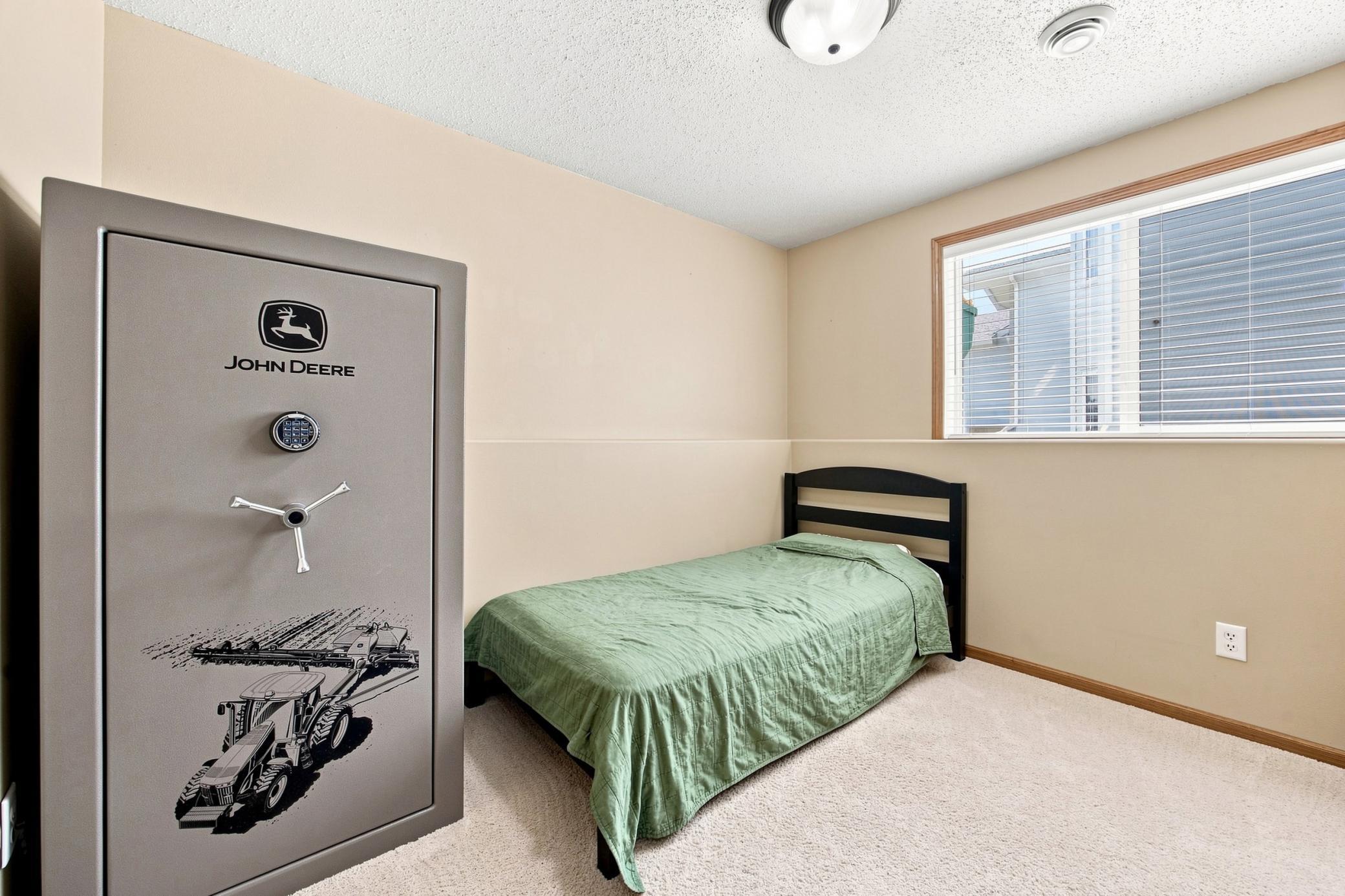 2004 single family home for sale at 3858 12TH Street W in West Fargo, ND — 4 bed, 3 bath (photo 18 of 29)
