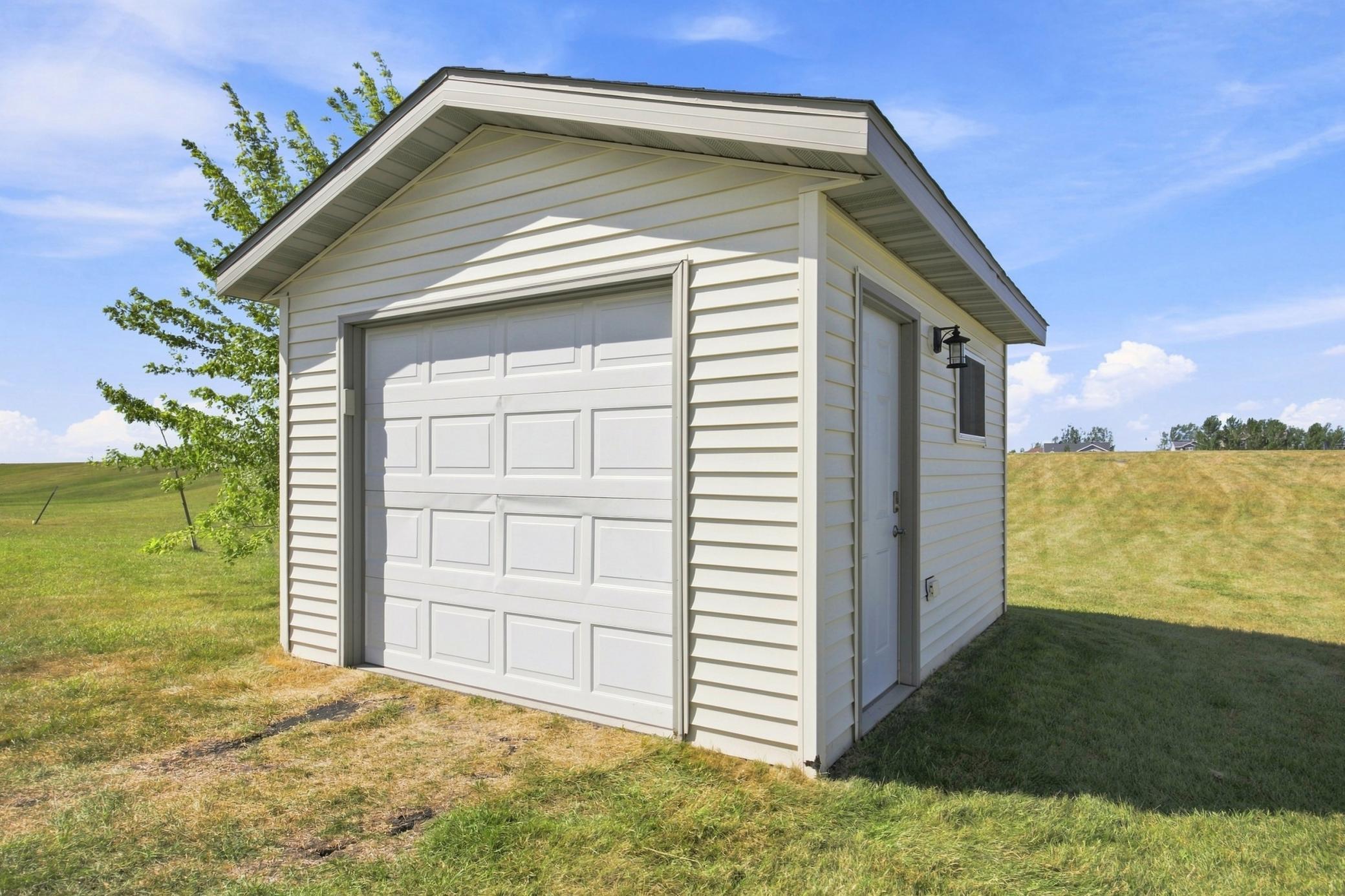 2004 single family home for sale at 3858 12TH Street W in West Fargo, ND — 4 bed, 3 bath (photo 24 of 29)