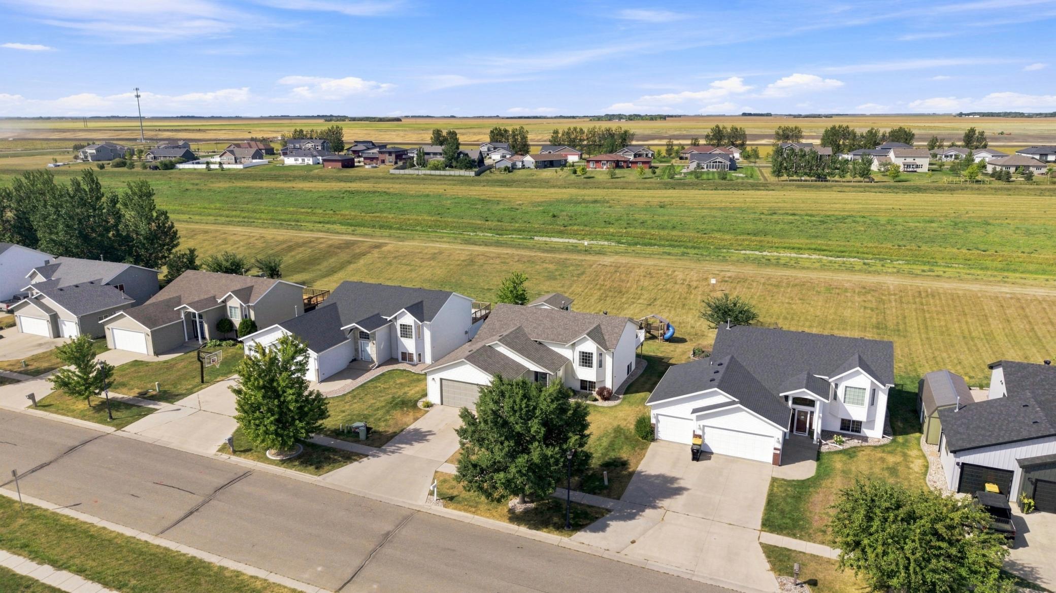 2004 single family home for sale at 3858 12TH Street W in West Fargo, ND — 4 bed, 3 bath (photo 26 of 29)