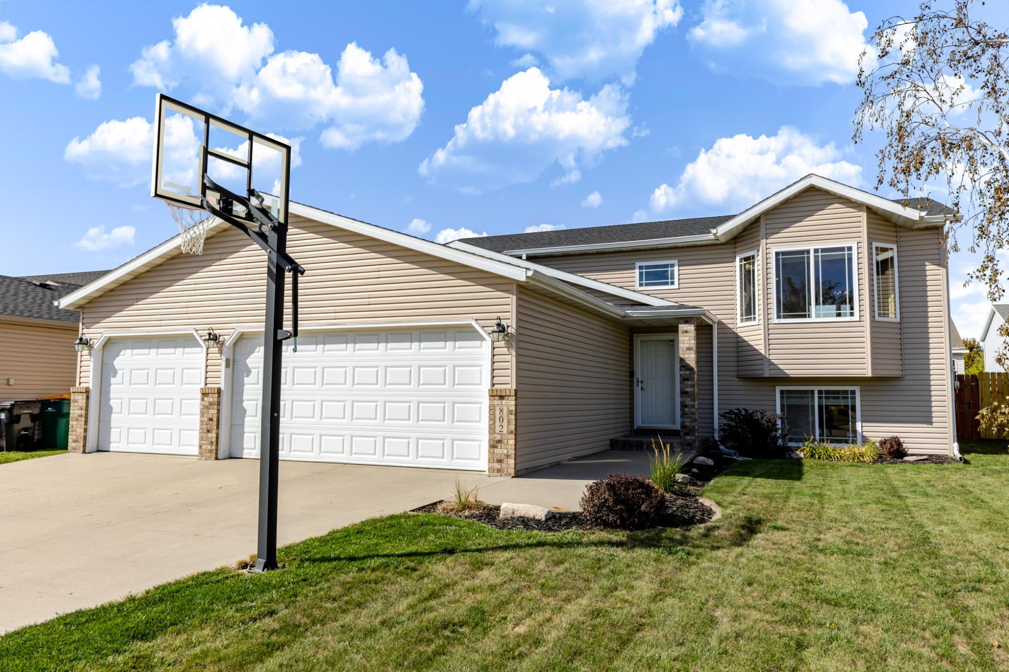 2005 single family home for sale at 802 18th Avenue W in West Fargo, ND — 4 bed, 2 bath (photo 2 of 48)