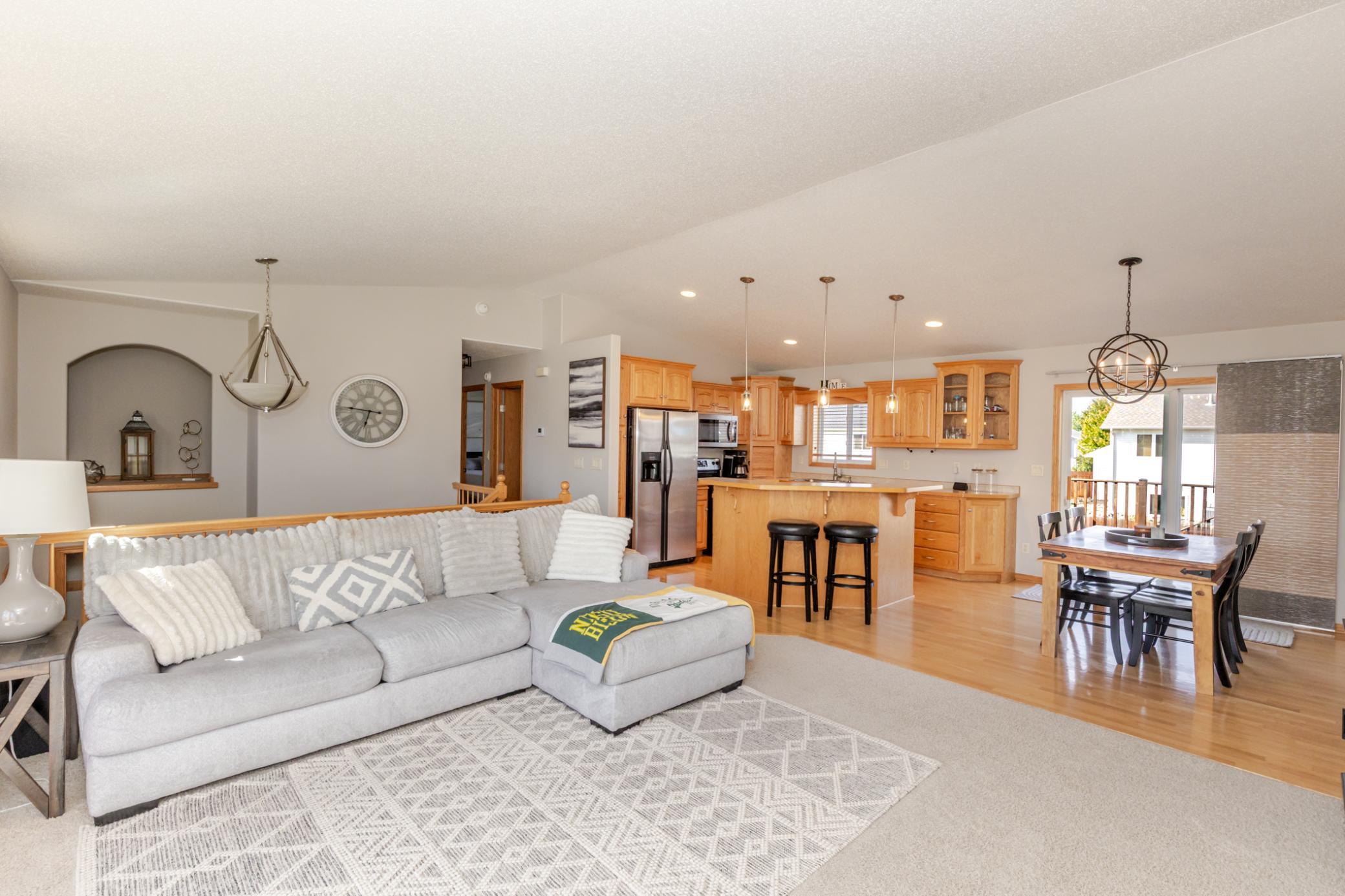 2005 single family home for sale at 802 18th Avenue W in West Fargo, ND — 4 bed, 2 bath (photo 12 of 48)