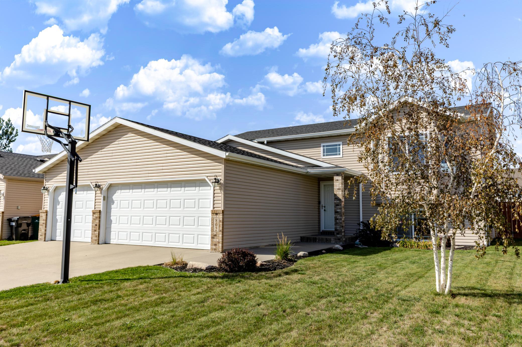 2005 single family home for sale at 802 18th Avenue W in West Fargo, ND — 4 bed, 2 bath (photo 3 of 48)