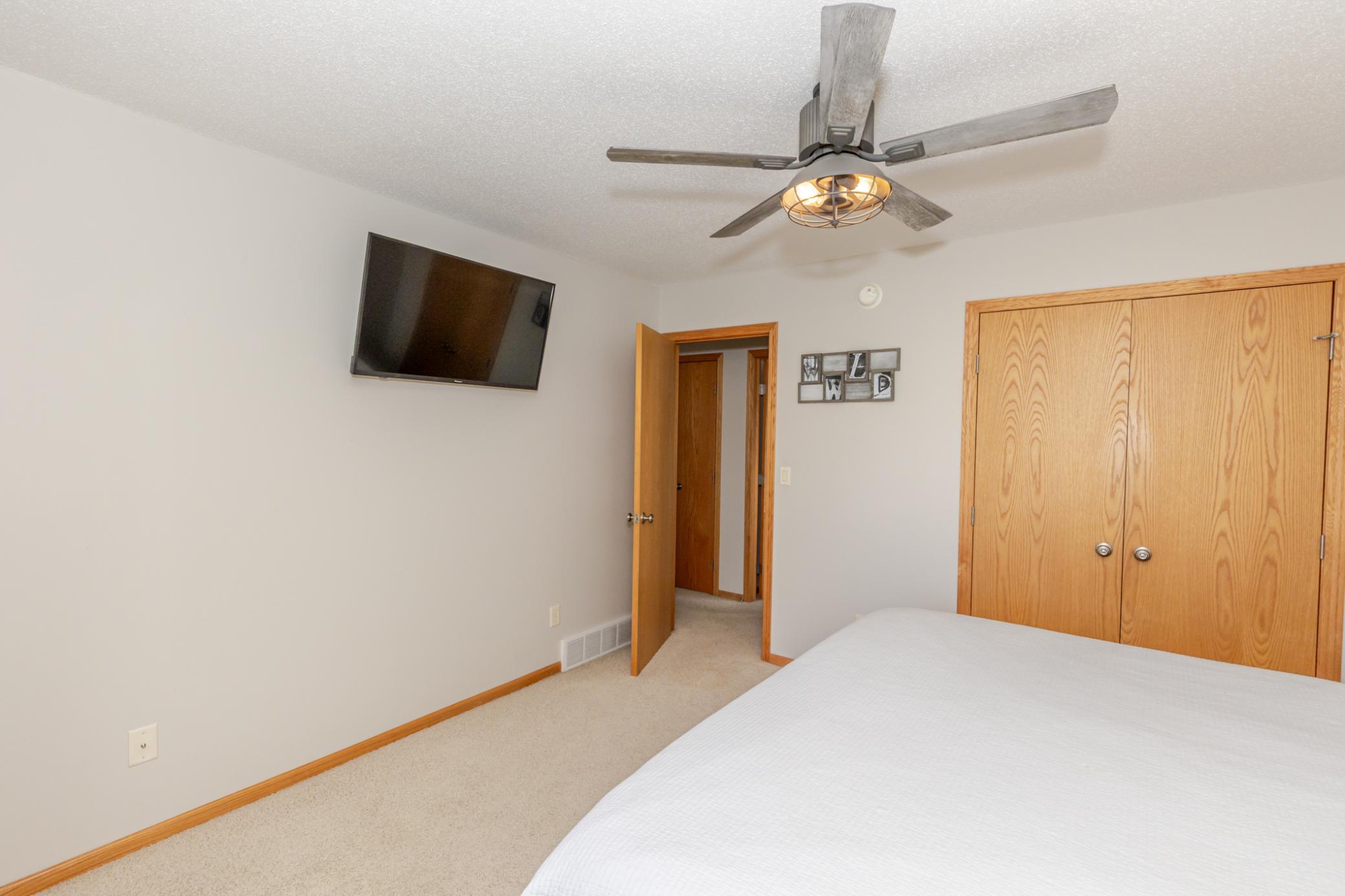 2005 single family home for sale at 802 18th Avenue W in West Fargo, ND — 4 bed, 2 bath (photo 21 of 48)