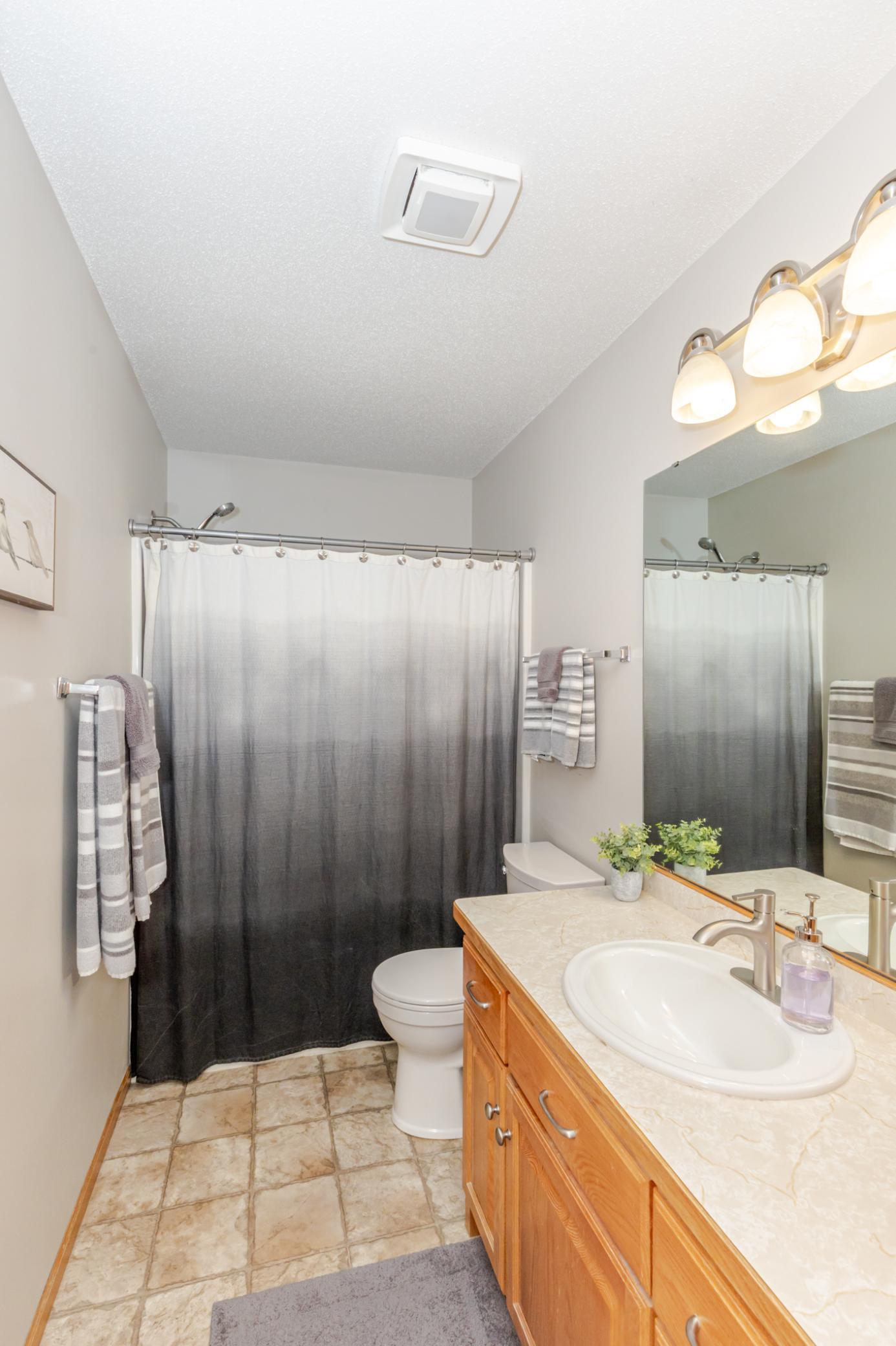 2005 single family home for sale at 802 18th Avenue W in West Fargo, ND — 4 bed, 2 bath (photo 24 of 48)