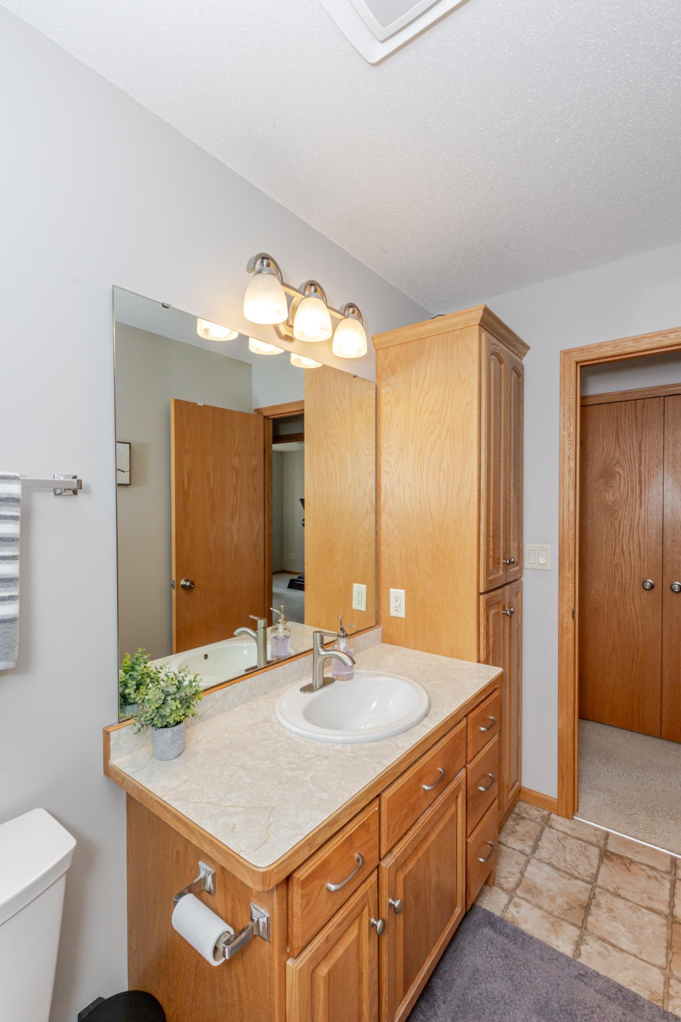 2005 single family home for sale at 802 18th Avenue W in West Fargo, ND — 4 bed, 2 bath (photo 25 of 48)