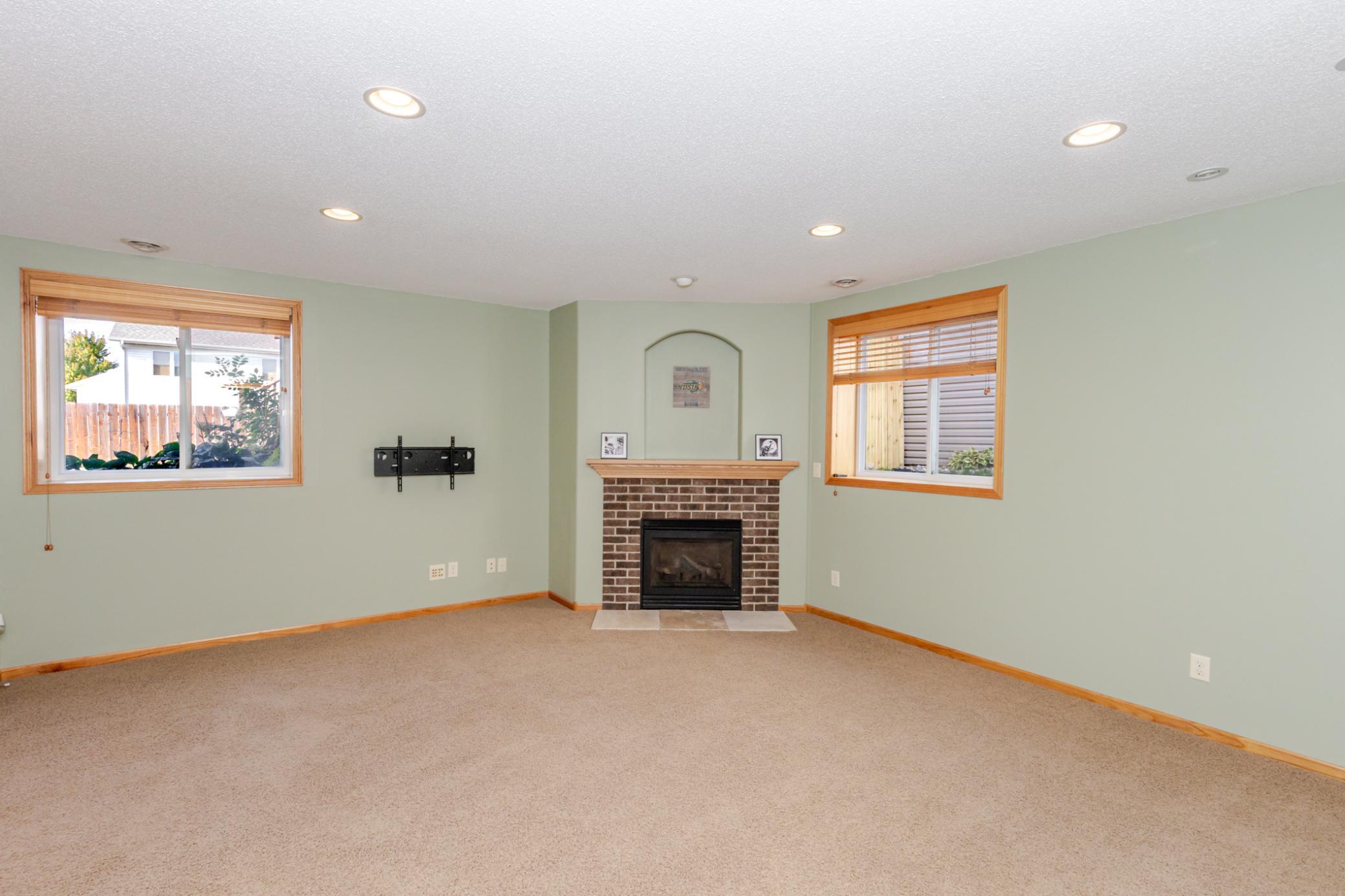 2005 single family home for sale at 802 18th Avenue W in West Fargo, ND — 4 bed, 2 bath (photo 26 of 48)