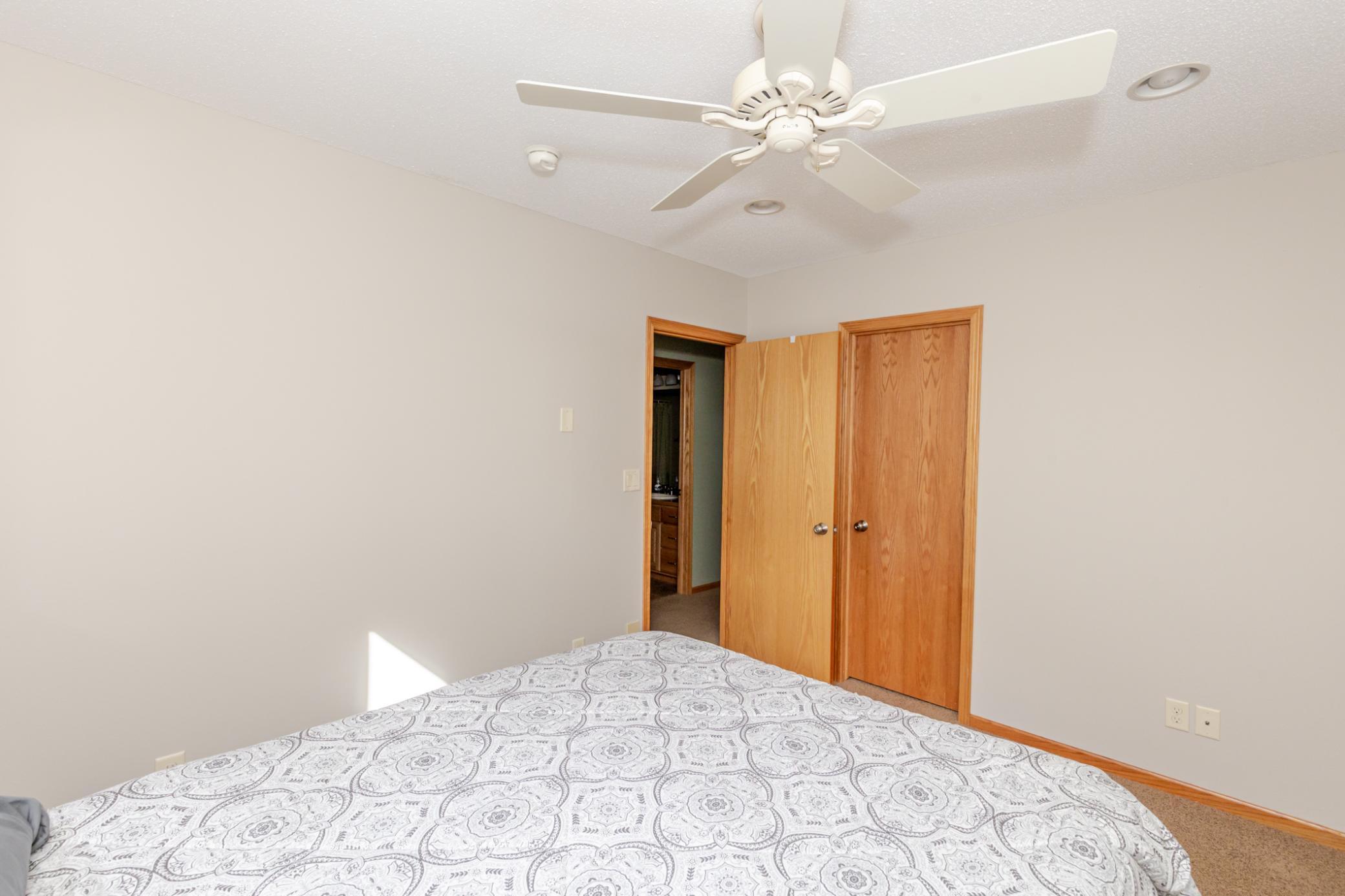 2005 single family home for sale at 802 18th Avenue W in West Fargo, ND — 4 bed, 2 bath (photo 29 of 48)