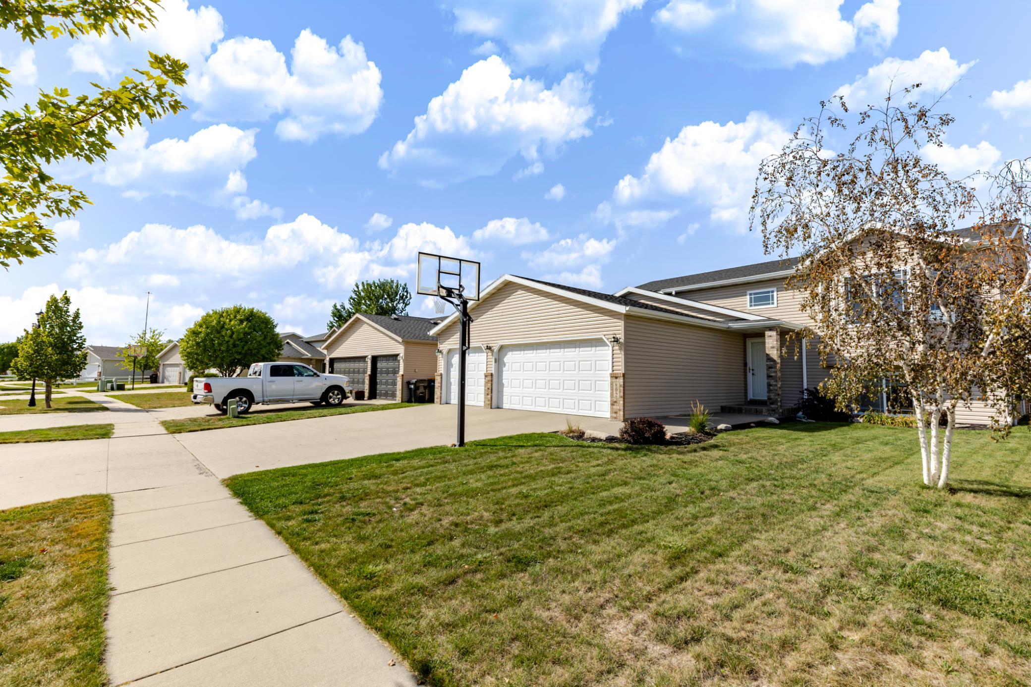 2005 single family home for sale at 802 18th Avenue W in West Fargo, ND — 4 bed, 2 bath (photo 4 of 48)