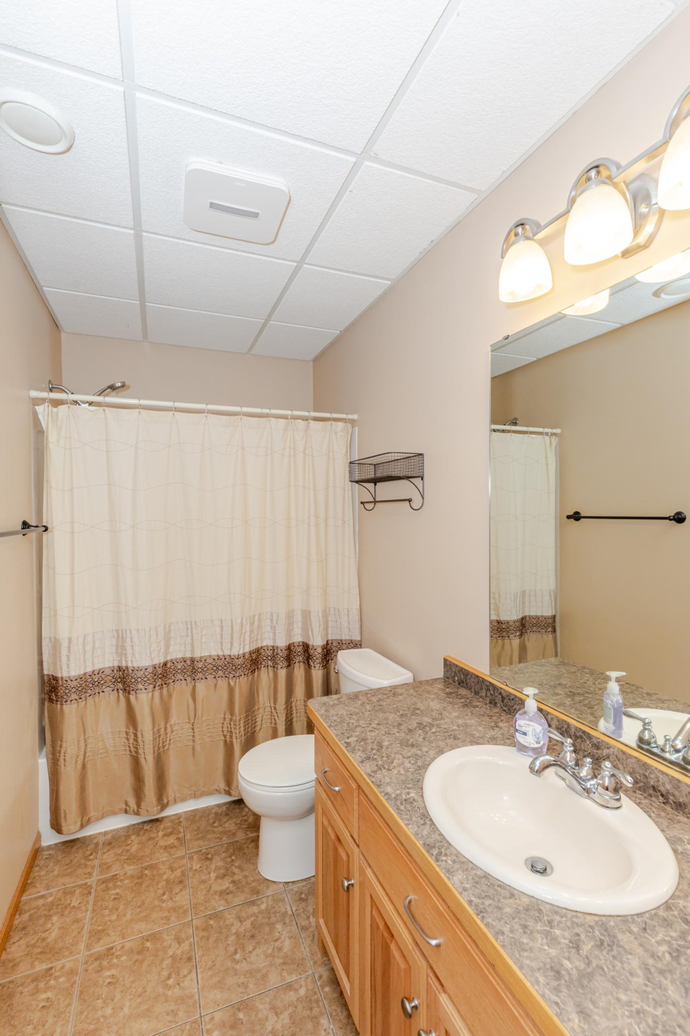 2005 single family home for sale at 802 18th Avenue W in West Fargo, ND — 4 bed, 2 bath (photo 32 of 48)