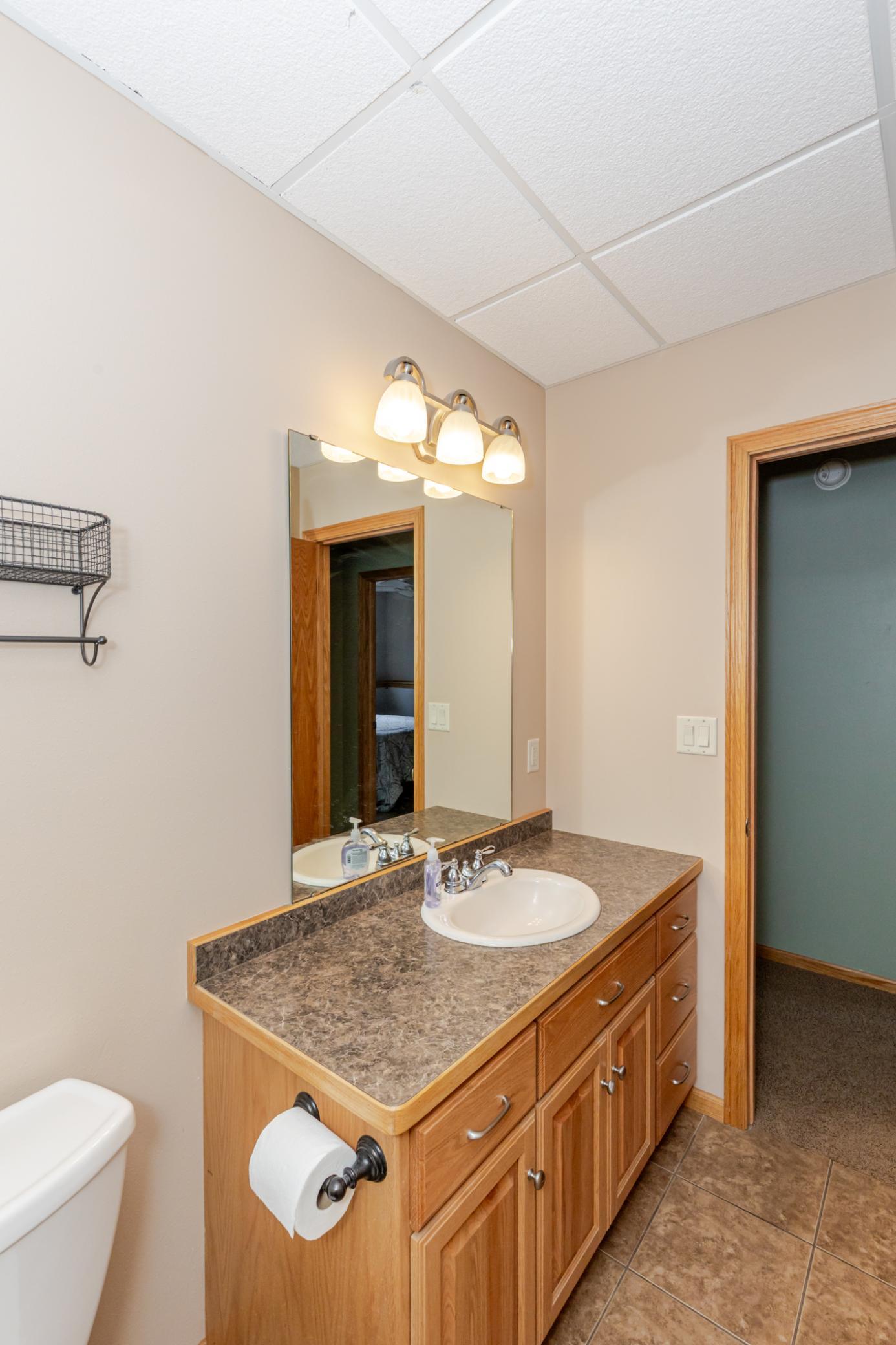 2005 single family home for sale at 802 18th Avenue W in West Fargo, ND — 4 bed, 2 bath (photo 33 of 48)