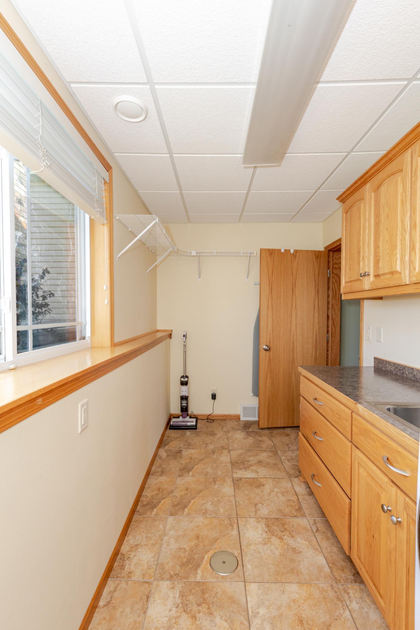 2005 single family home for sale at 802 18th Avenue W in West Fargo, ND — 4 bed, 2 bath (photo 35 of 48)