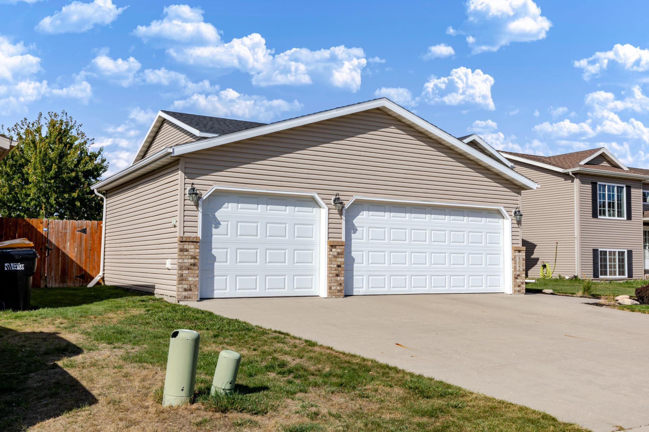 2005 single family home for sale at 802 18th Avenue W in West Fargo, ND — 4 bed, 2 bath (photo 5 of 48)
