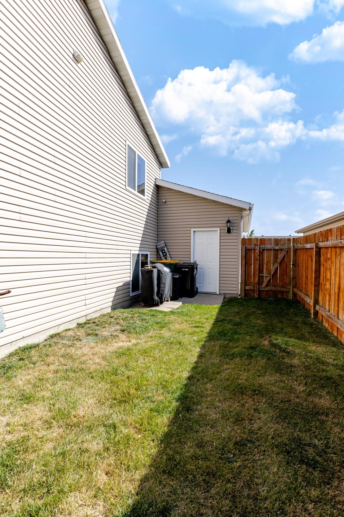 2005 single family home for sale at 802 18th Avenue W in West Fargo, ND — 4 bed, 2 bath (photo 47 of 48)