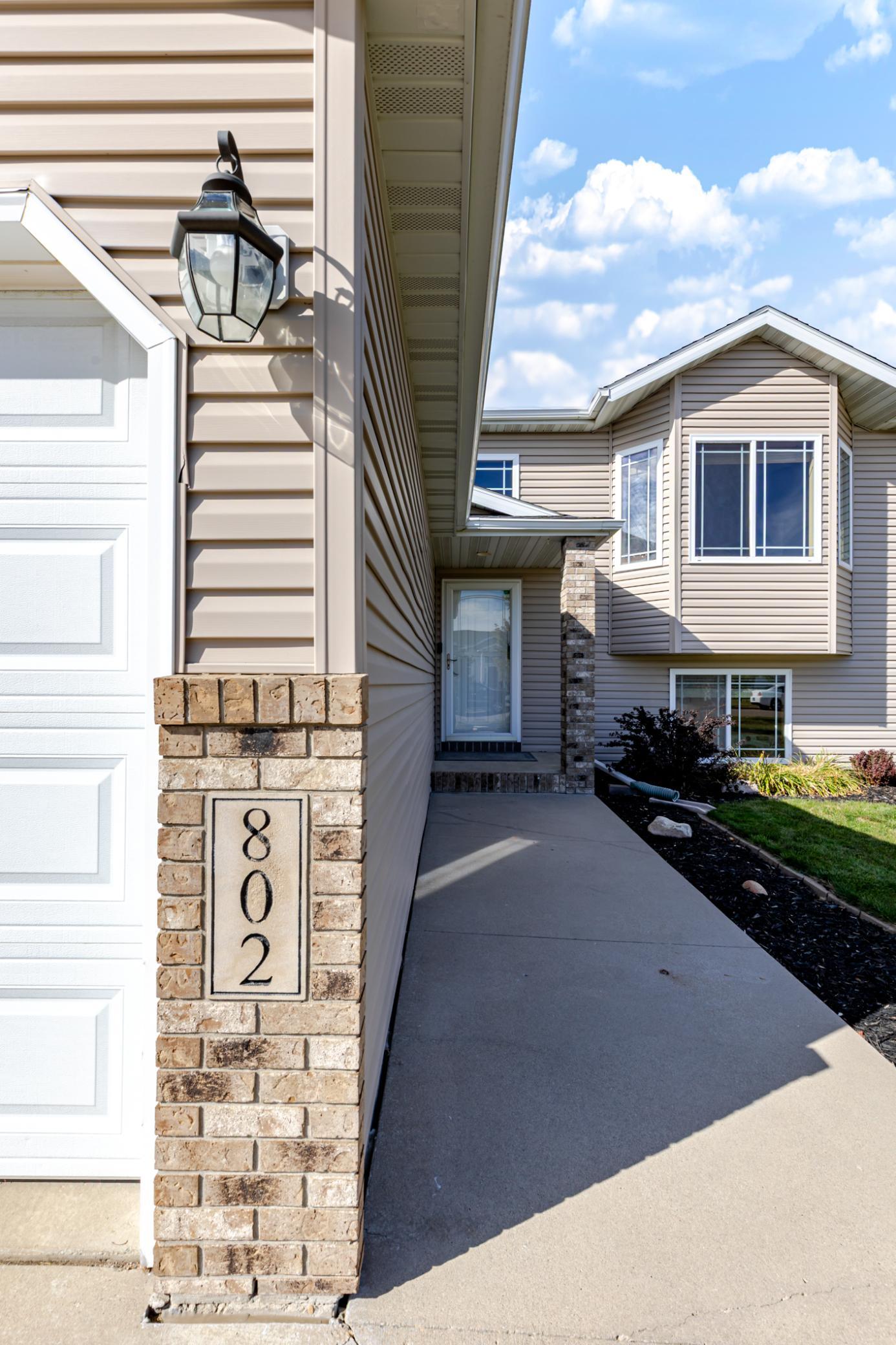 2005 single family home for sale at 802 18th Avenue W in West Fargo, ND — 4 bed, 2 bath (photo 7 of 48)